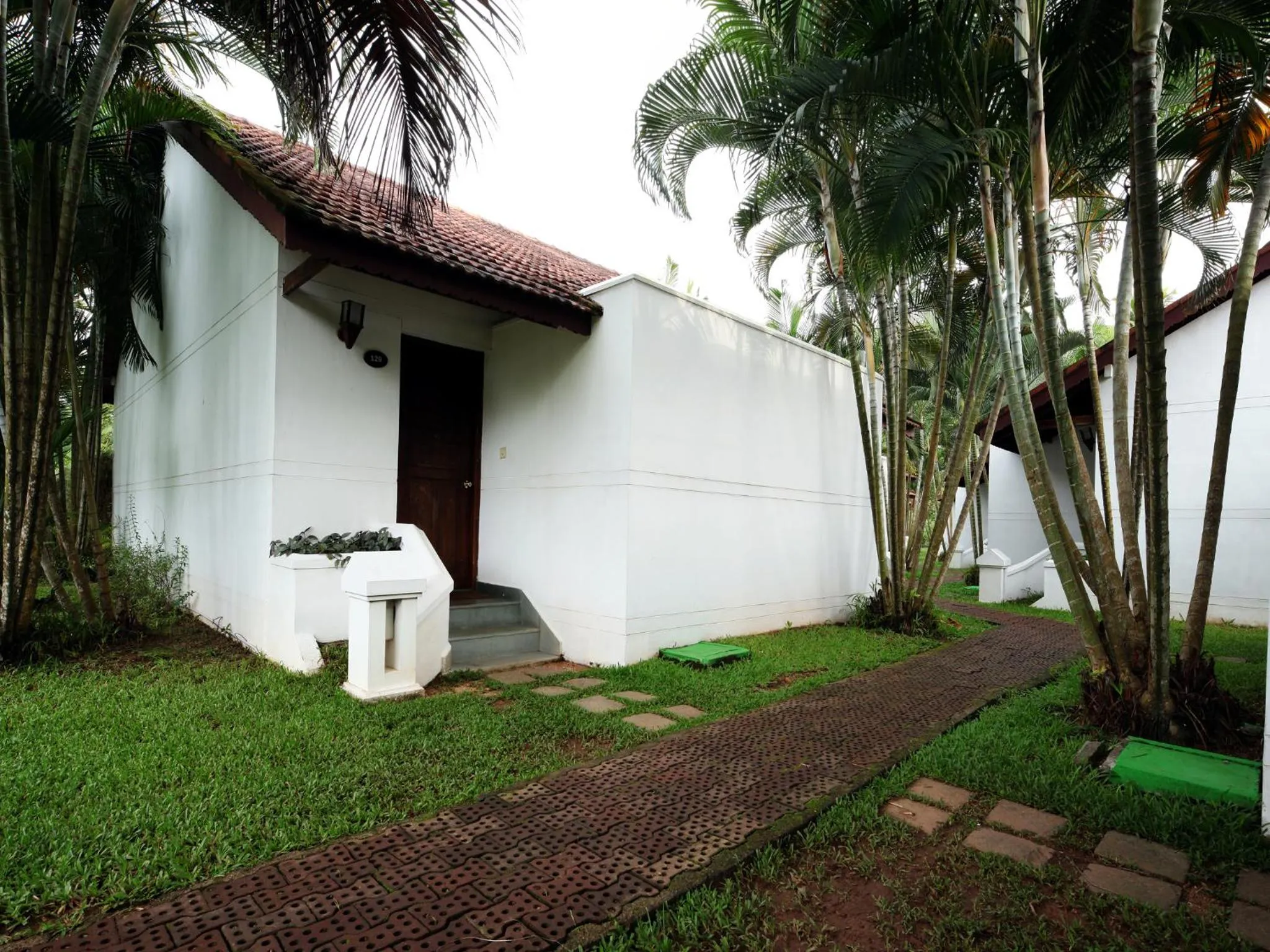 Facade/entrance in Abad Whispering Palms
