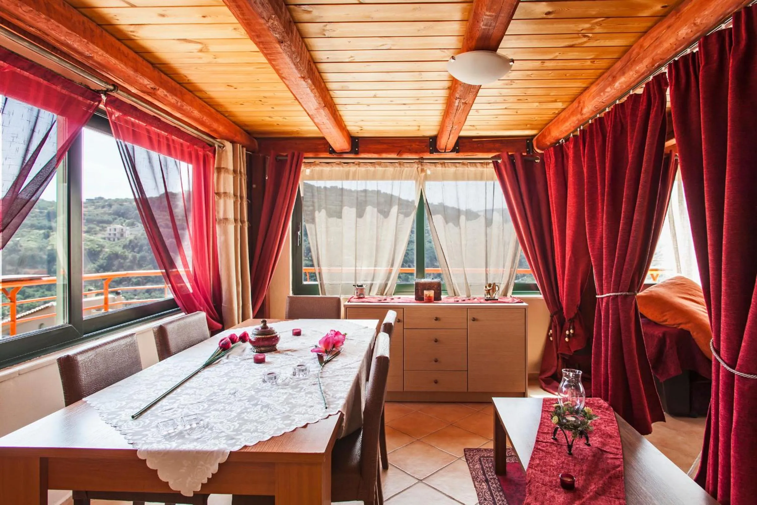 Dining area in Estate Kares