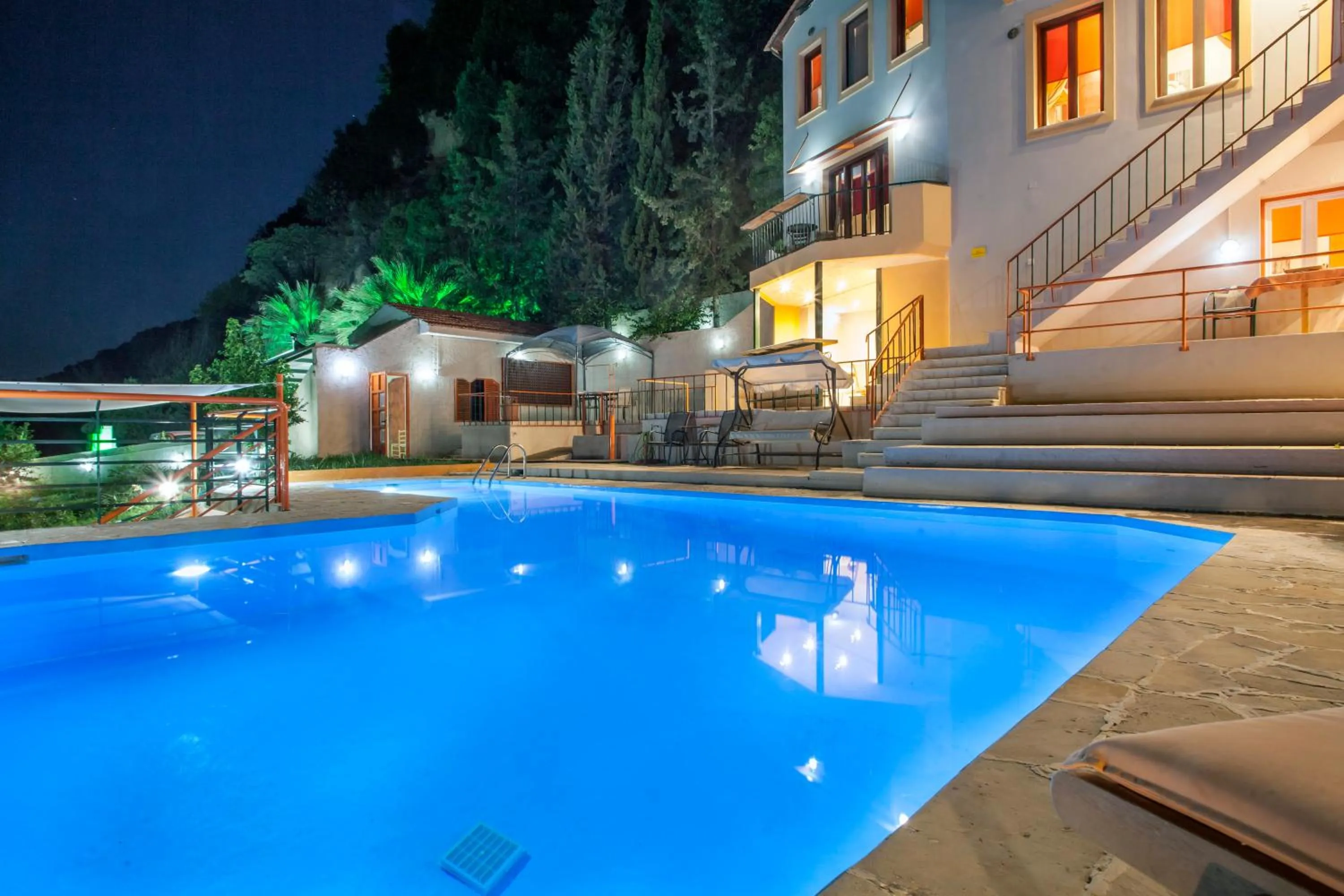 Swimming pool in Estate Kares