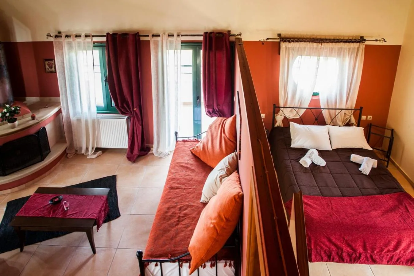 Photo of the whole room, Bed in Estate Kares