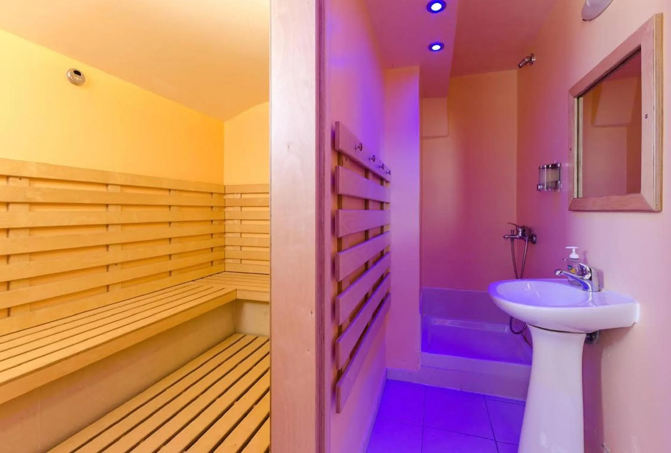 Steam room in Estate Kares