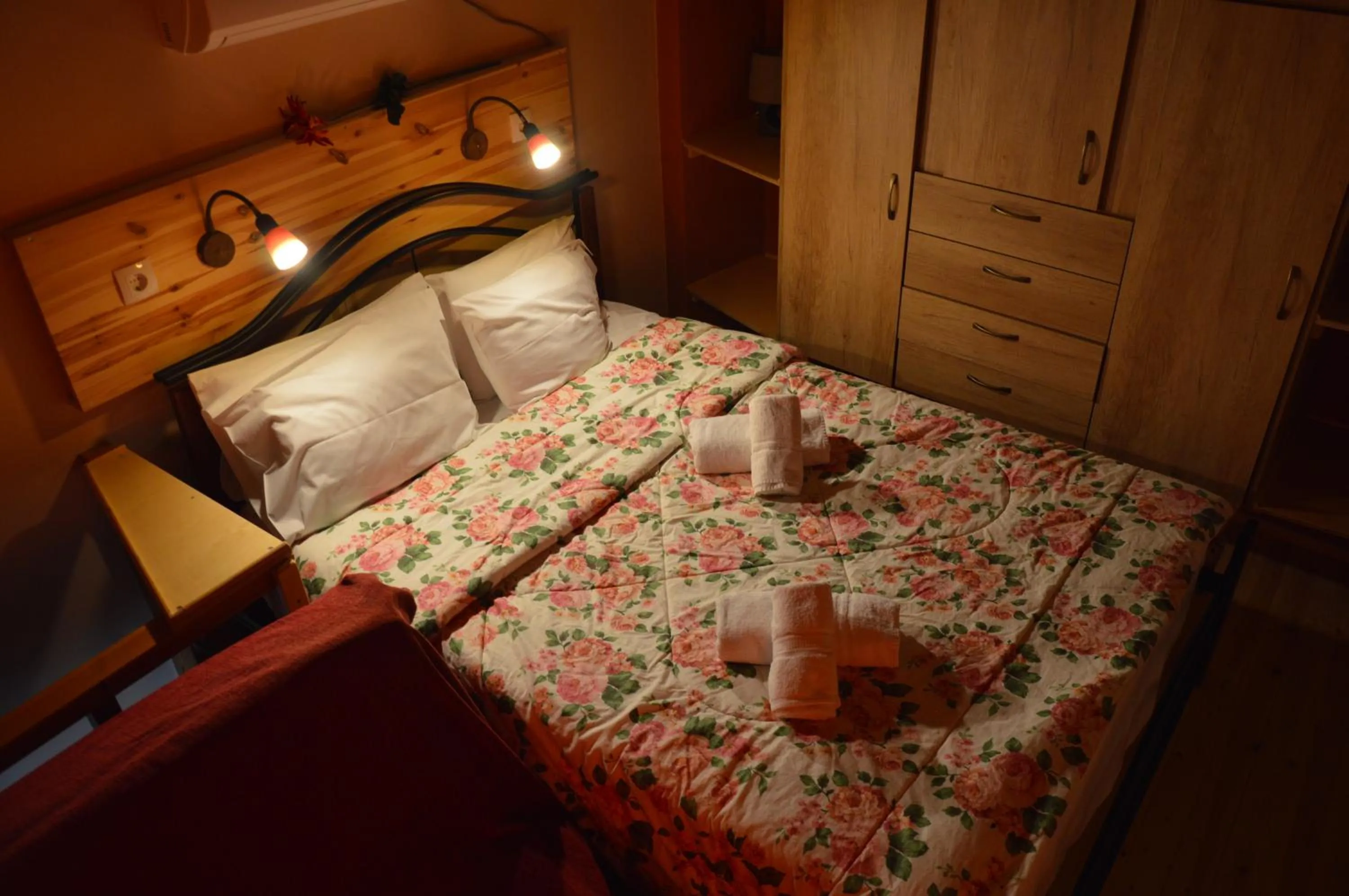 bunk bed, Bed in Estate Kares