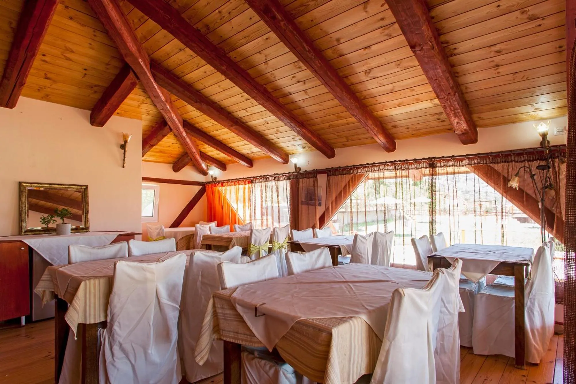 Restaurant/places to eat in Estate Kares