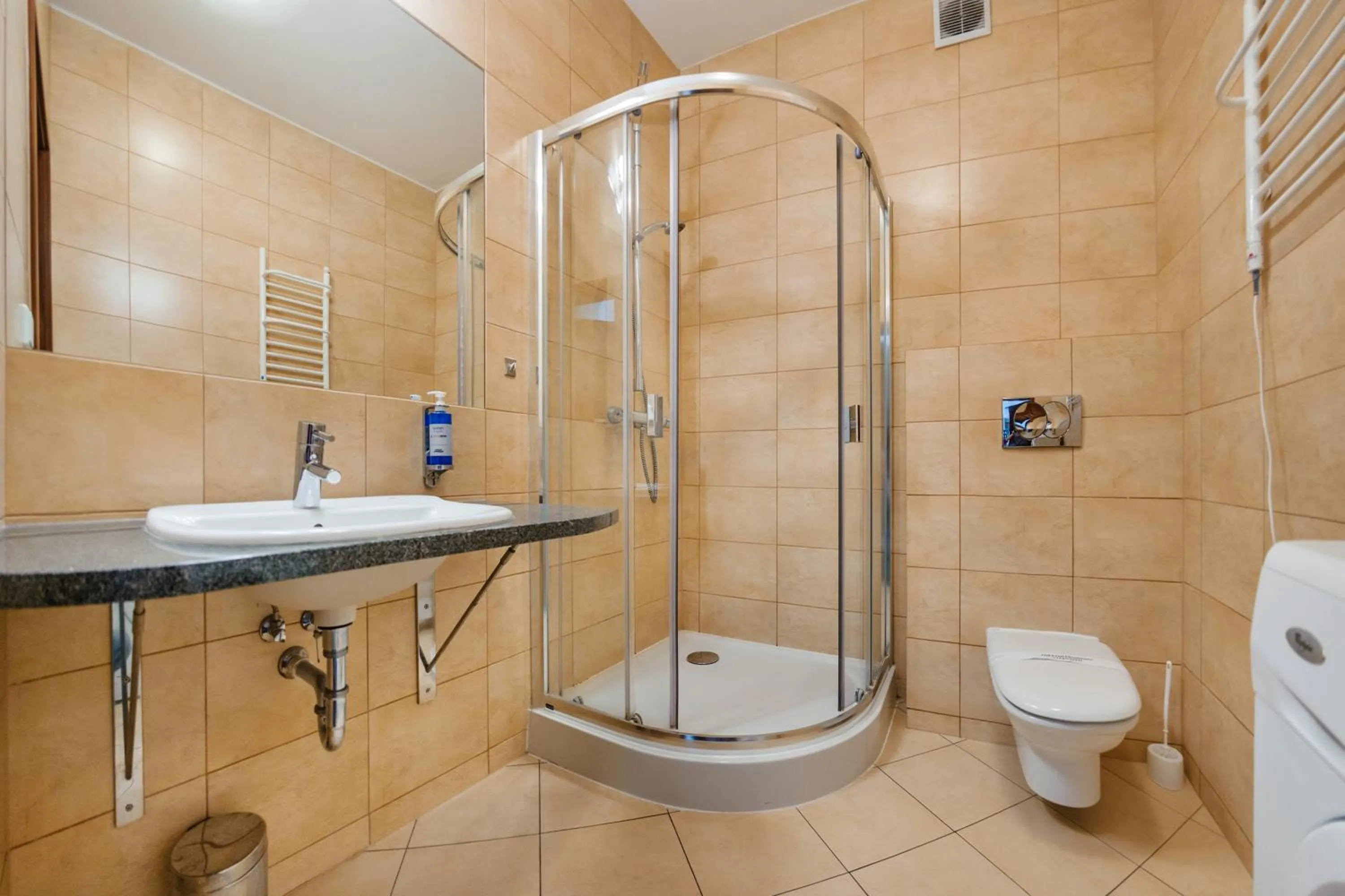 Shower in Plaża I, Sun & Snow