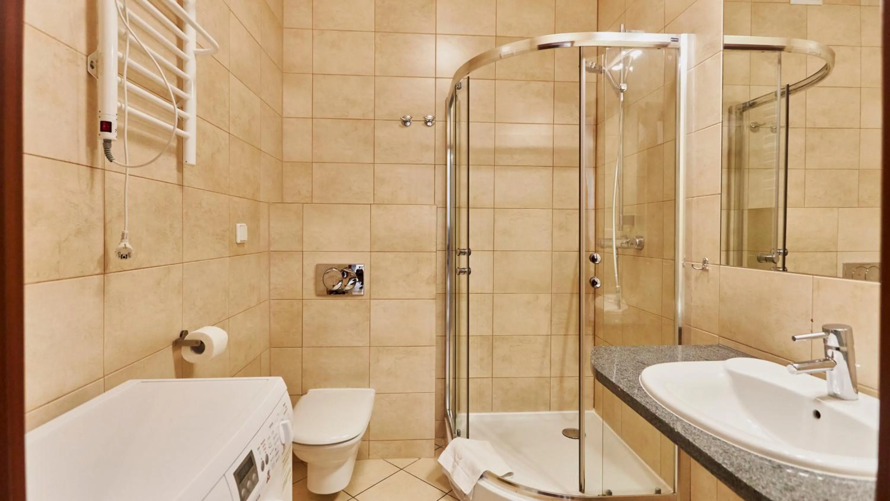 Shower in Plaża I, Sun & Snow