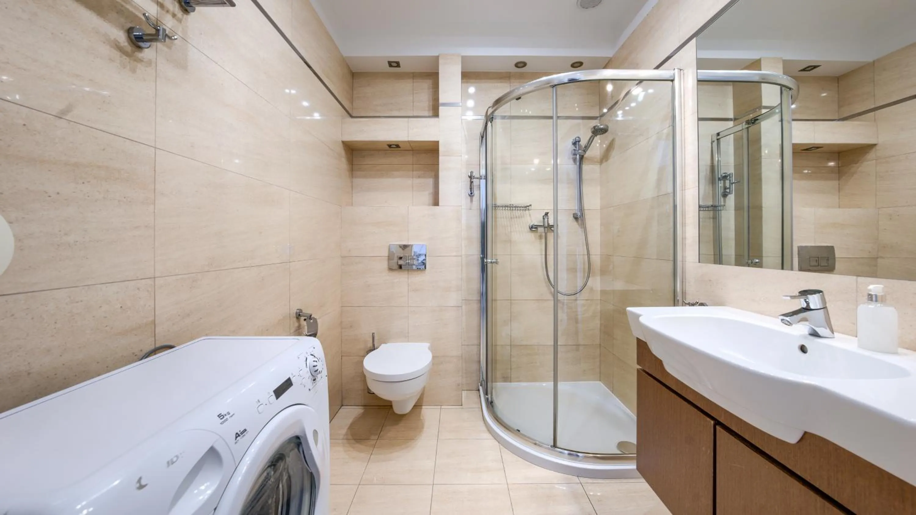 Shower in Plaża I, Sun & Snow