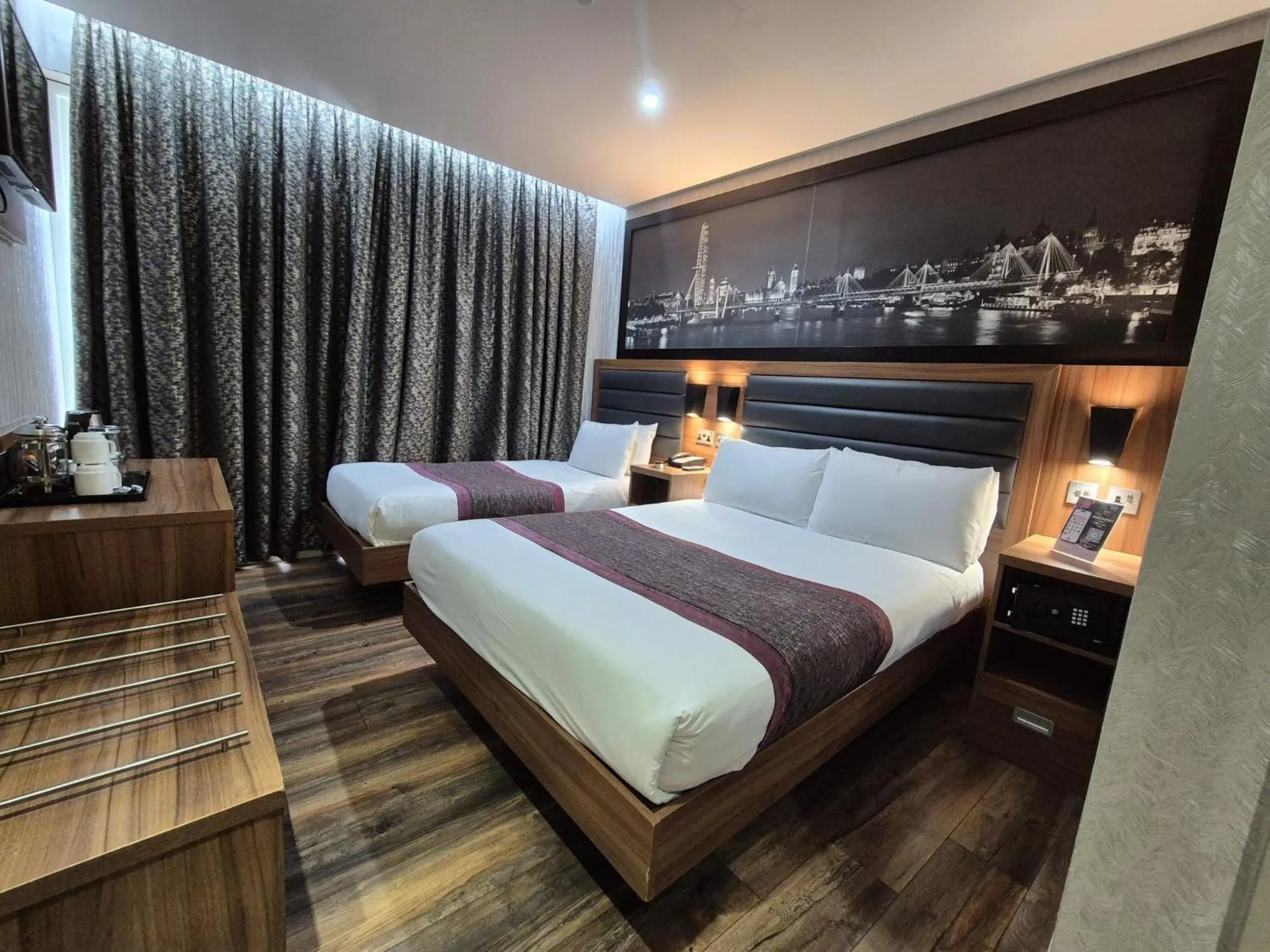 Bed in London Court Hotel