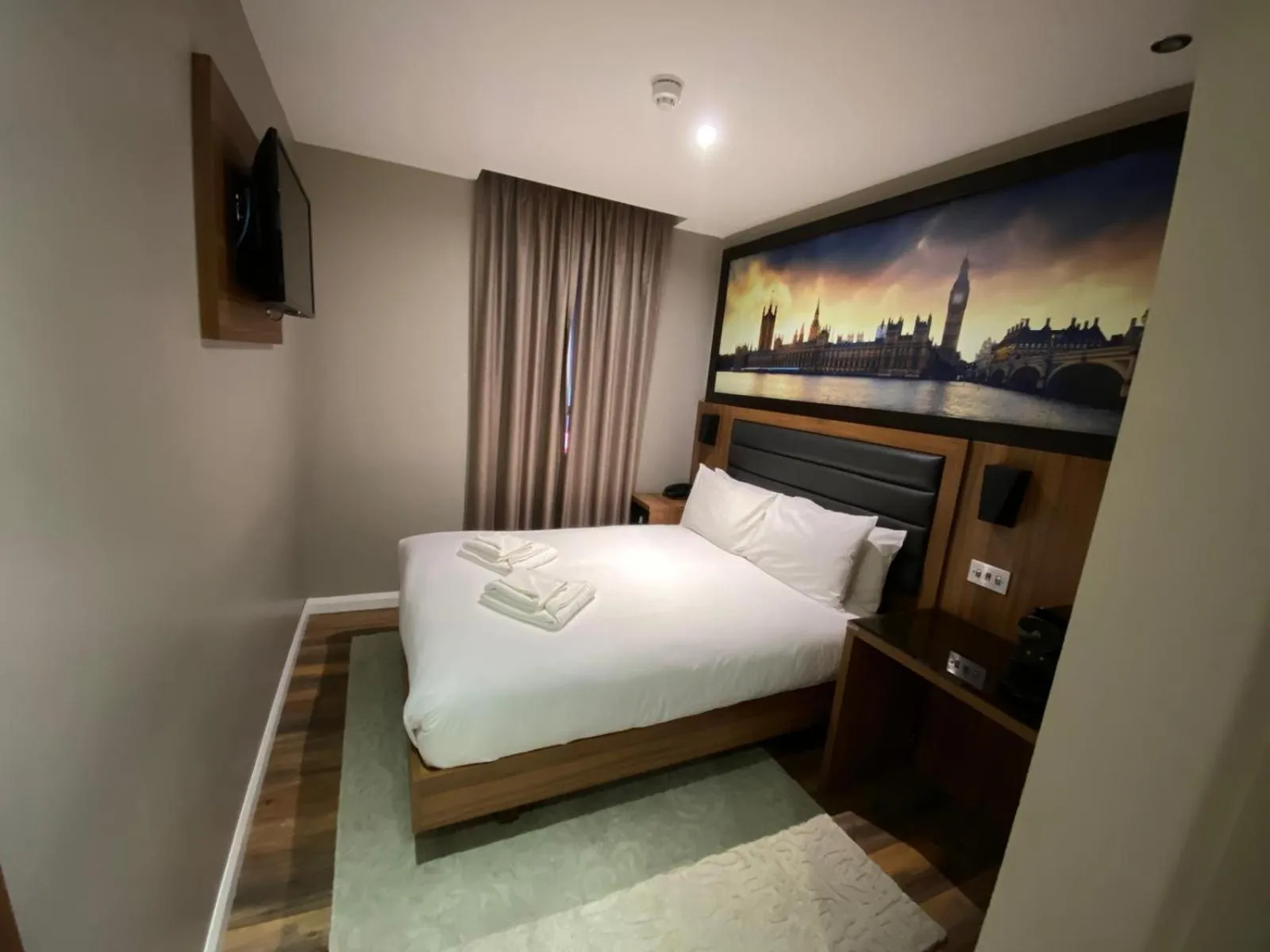 Bed in London Court Hotel