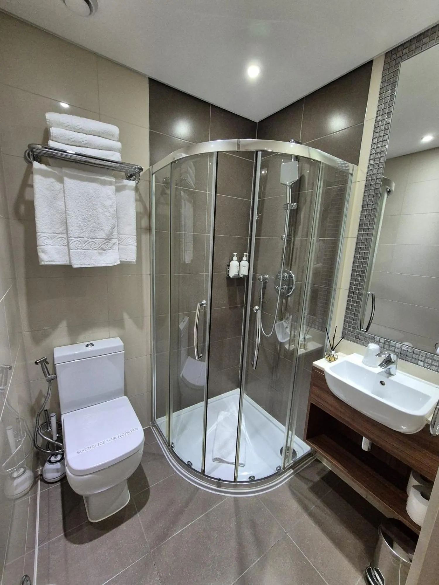 Toilet in London Court Hotel