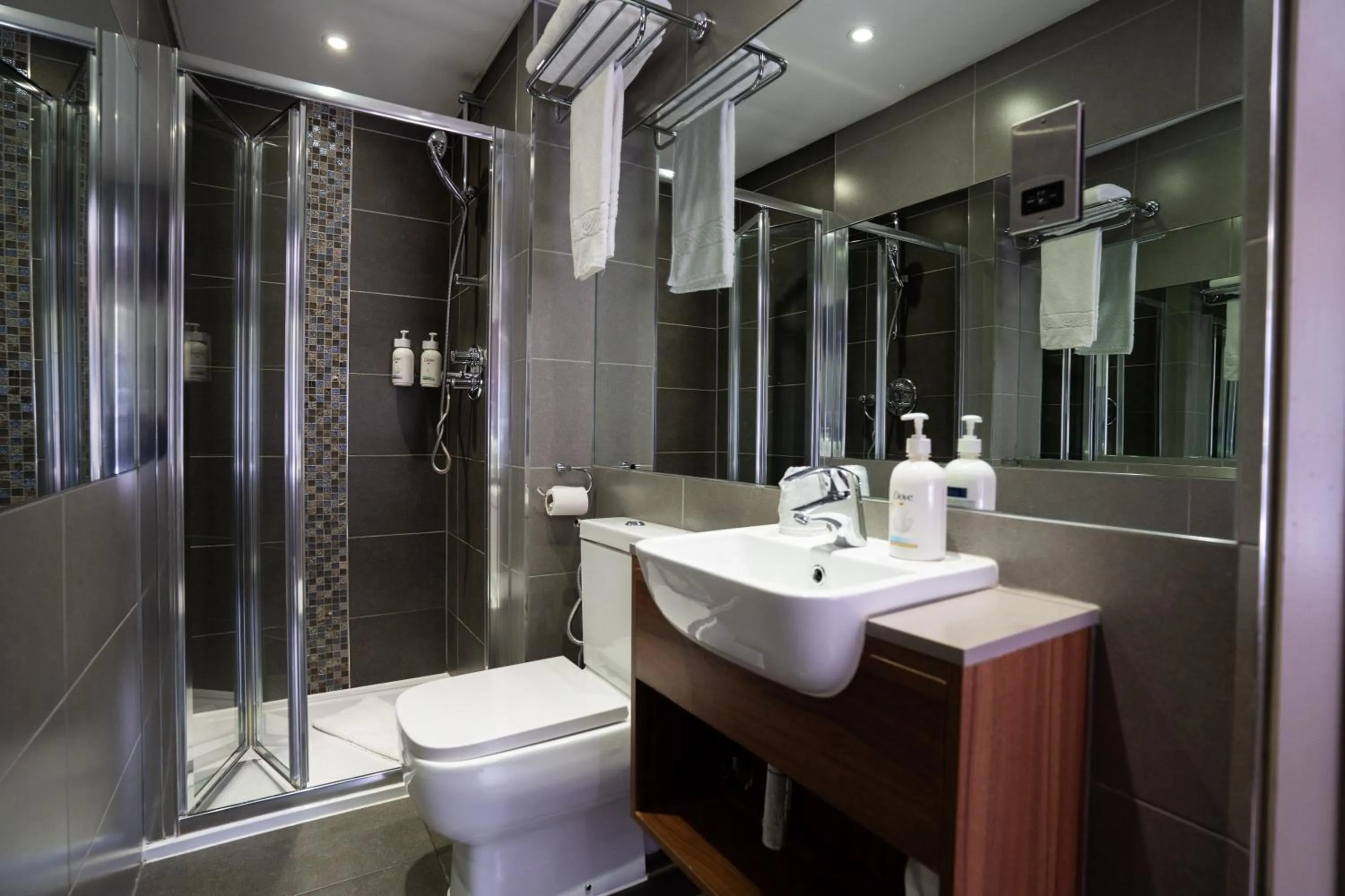 Shower in London Court Hotel