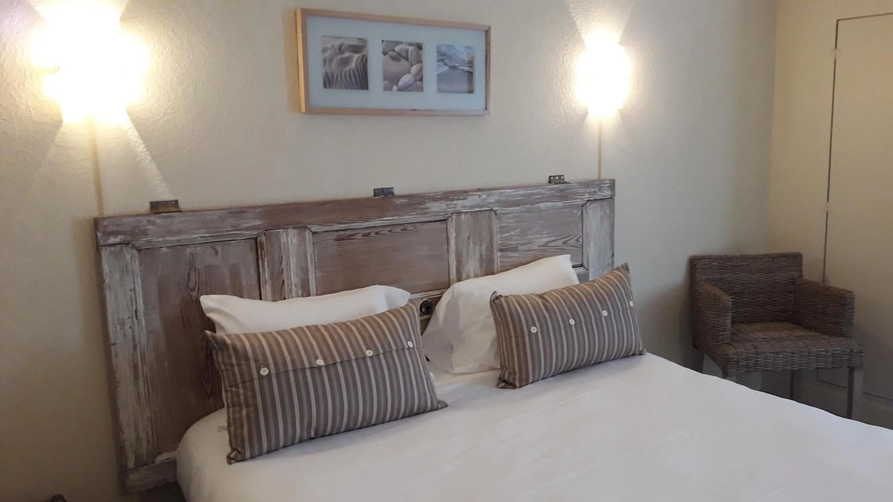 Bed in Logis Hôtel Lafayette Rochefort France