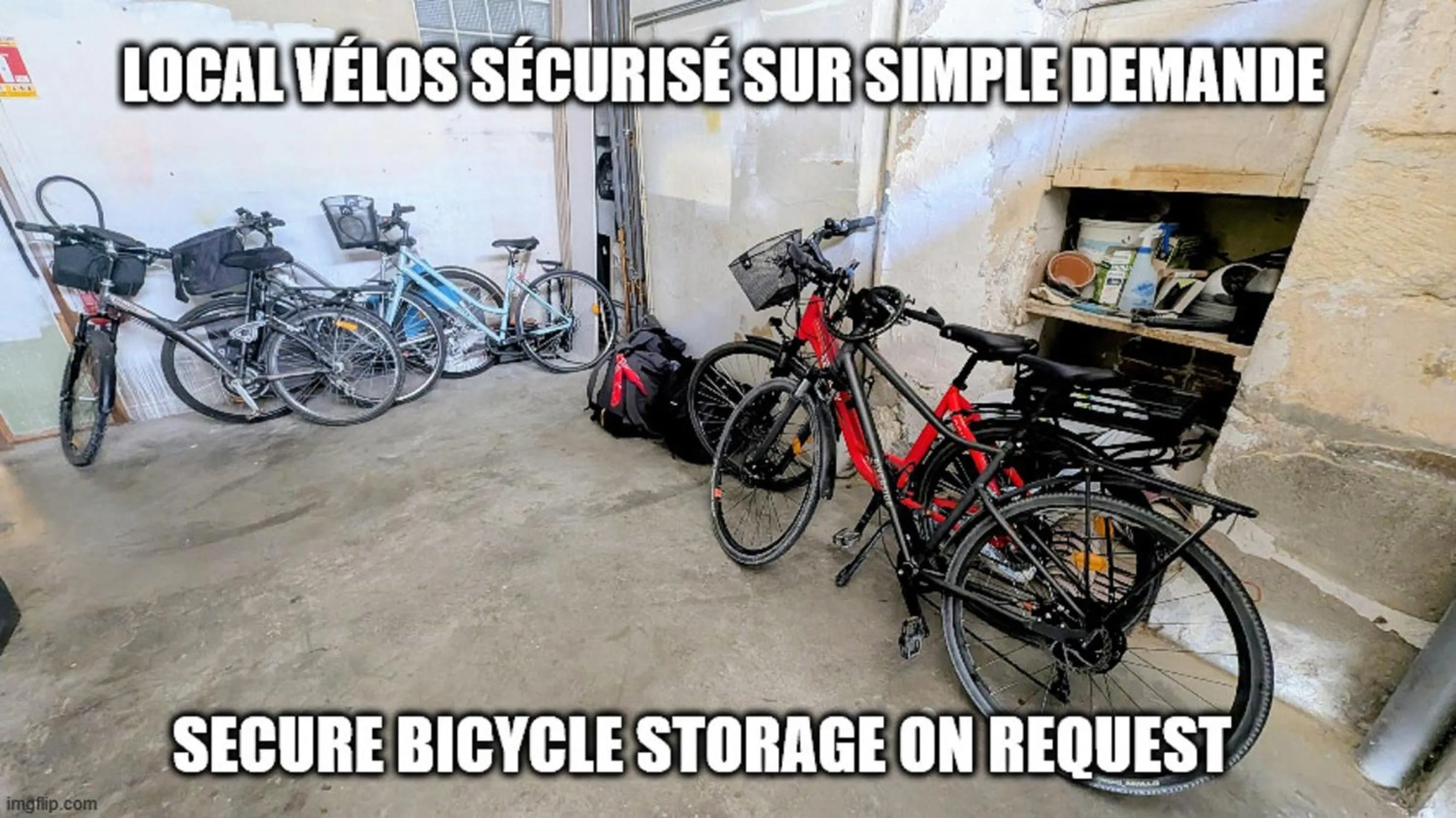 Parking in Logis Hôtel Lafayette Rochefort France