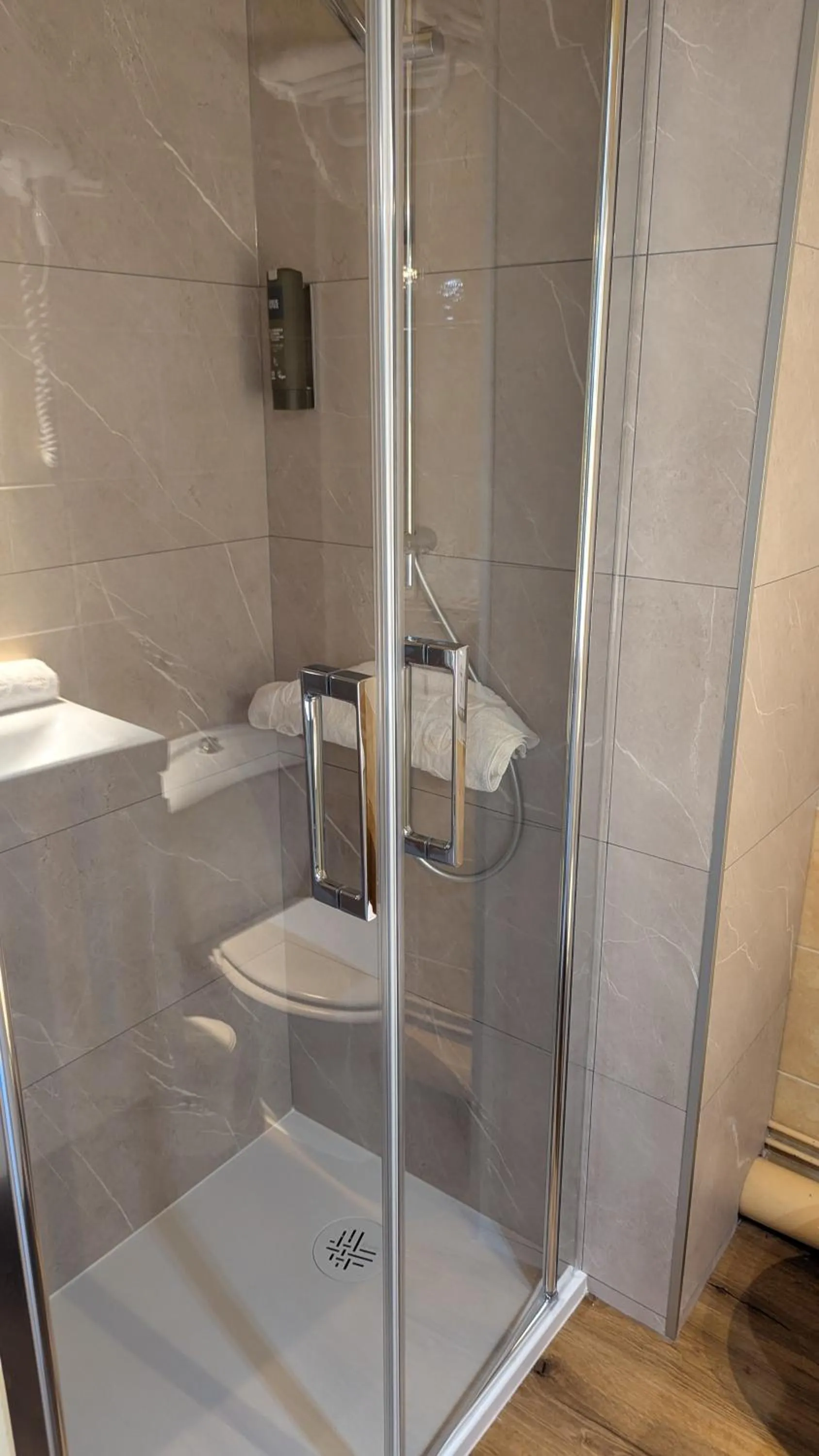 Shower in Logis Hôtel Lafayette Rochefort France