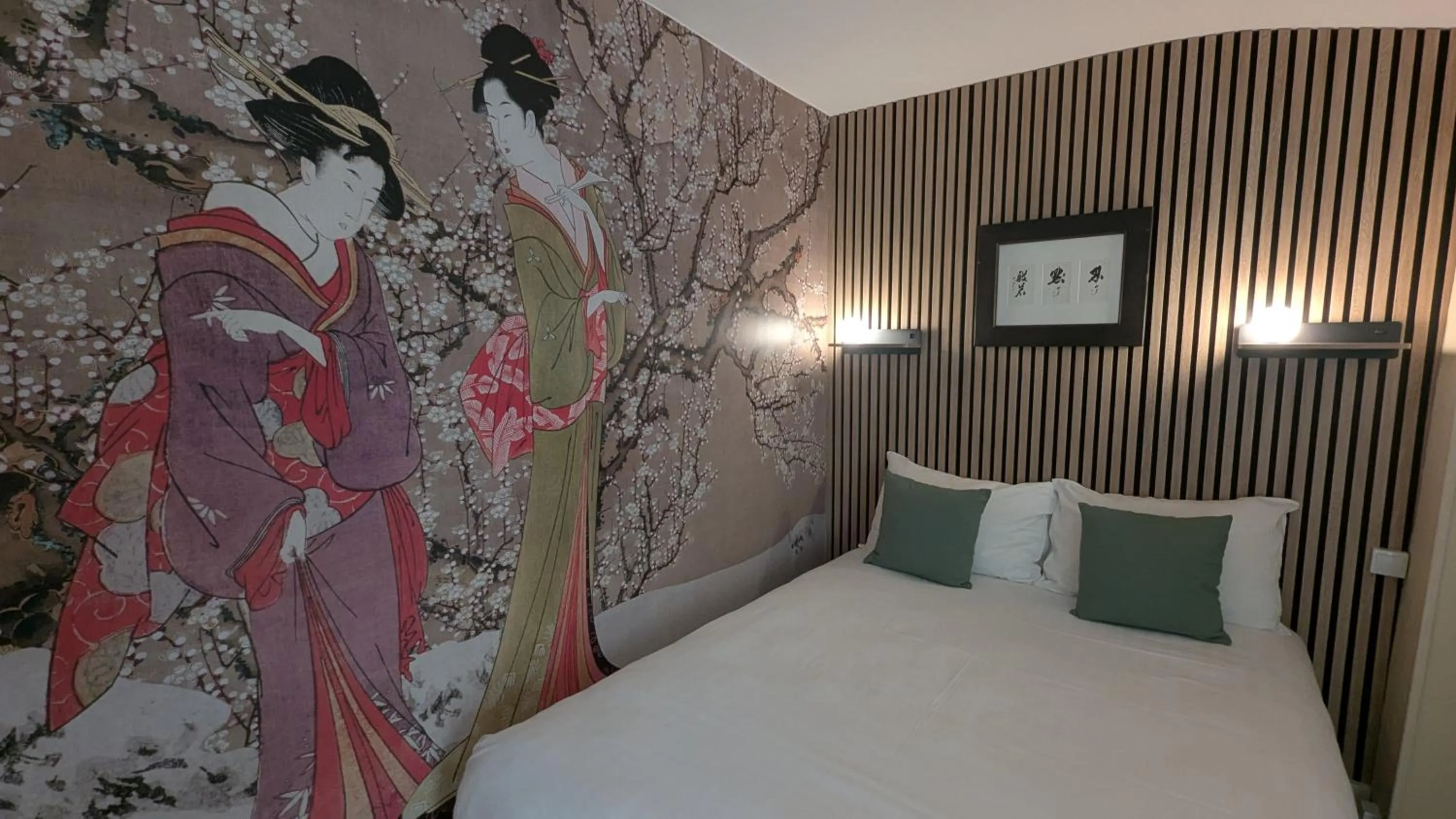 Bedroom, Bed in Logis Hôtel Lafayette Rochefort France