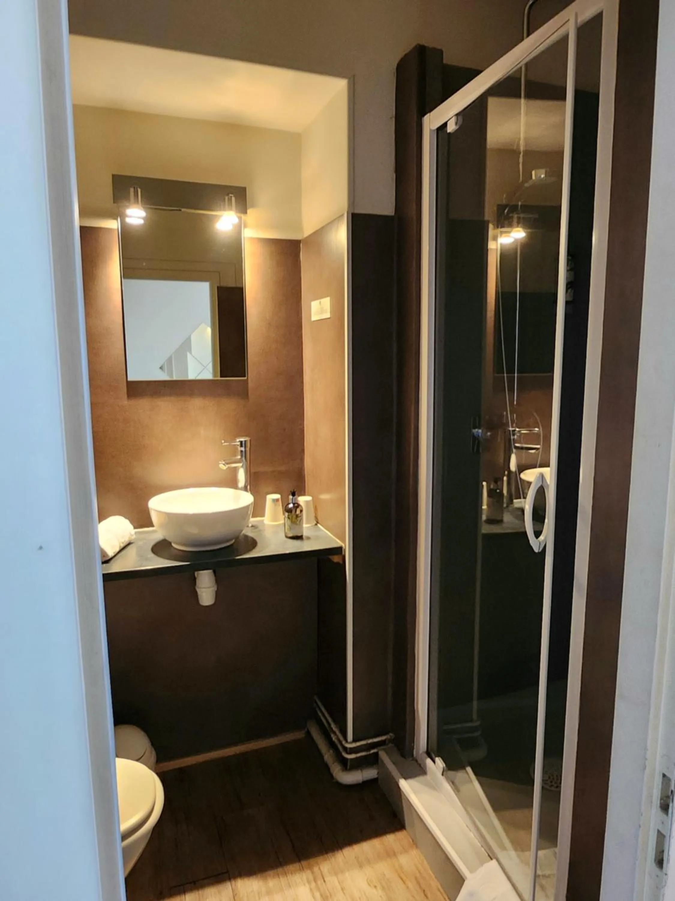 Bathroom in Logis Hôtel Lafayette Rochefort France