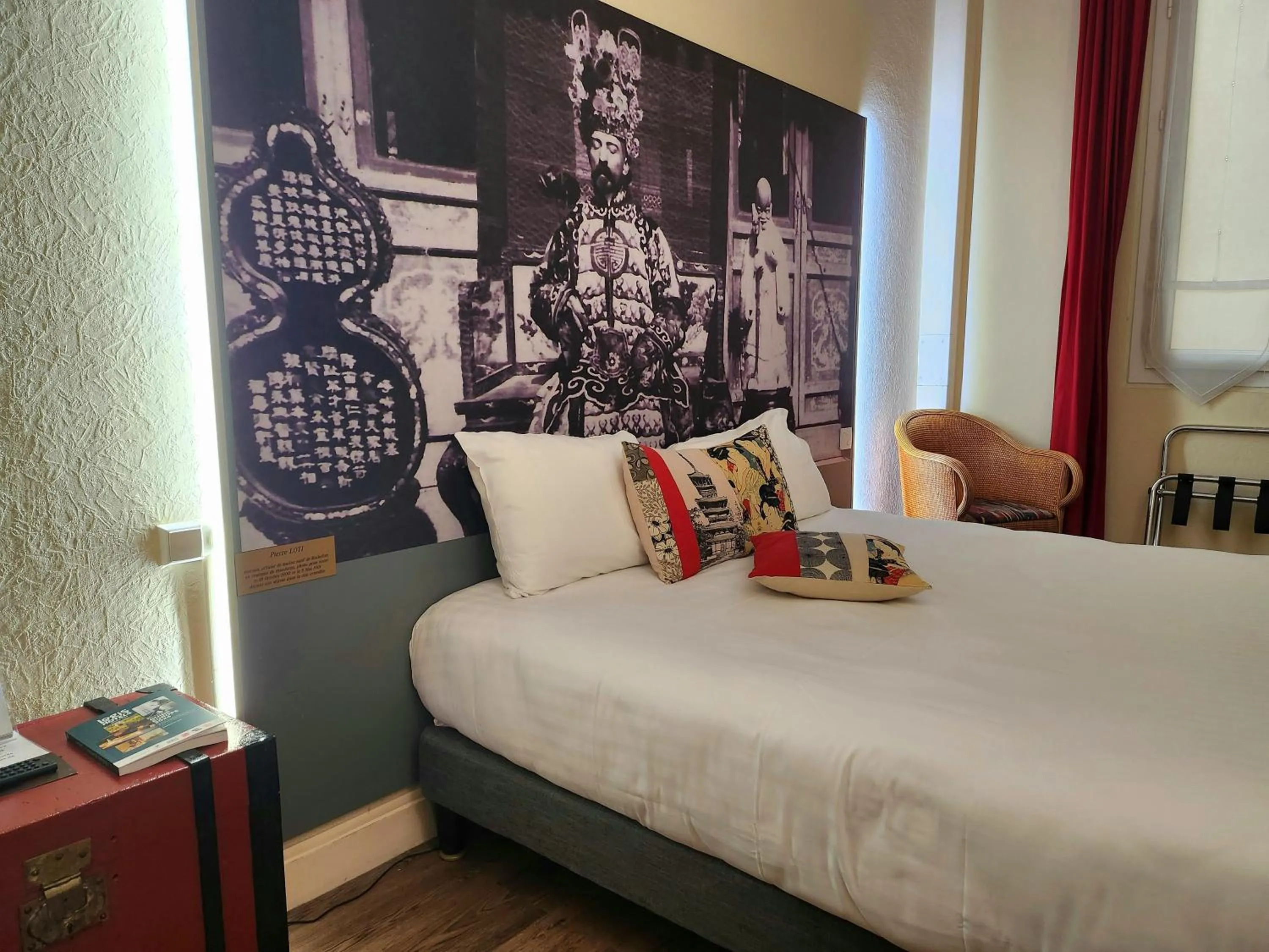 Photo of the whole room, Bed in Logis Hôtel Lafayette Rochefort France