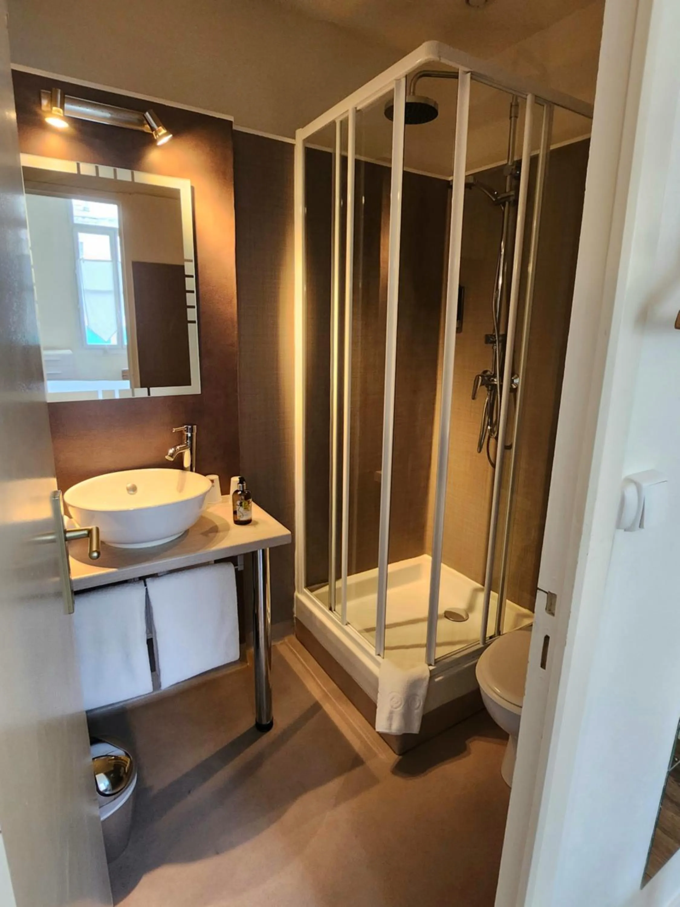 Bathroom in Logis Hôtel Lafayette Rochefort France