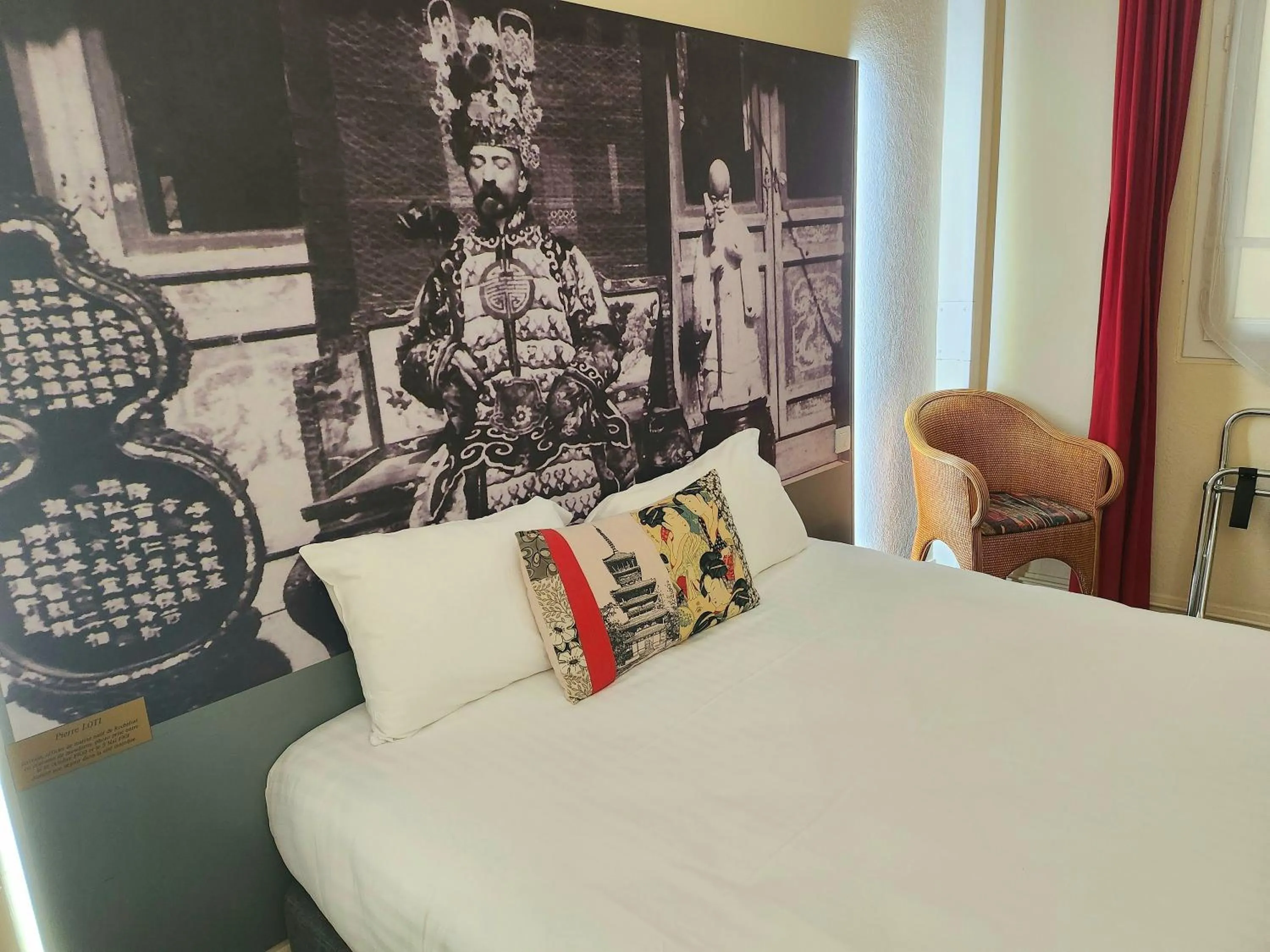 Bed in Logis Hôtel Lafayette Rochefort France