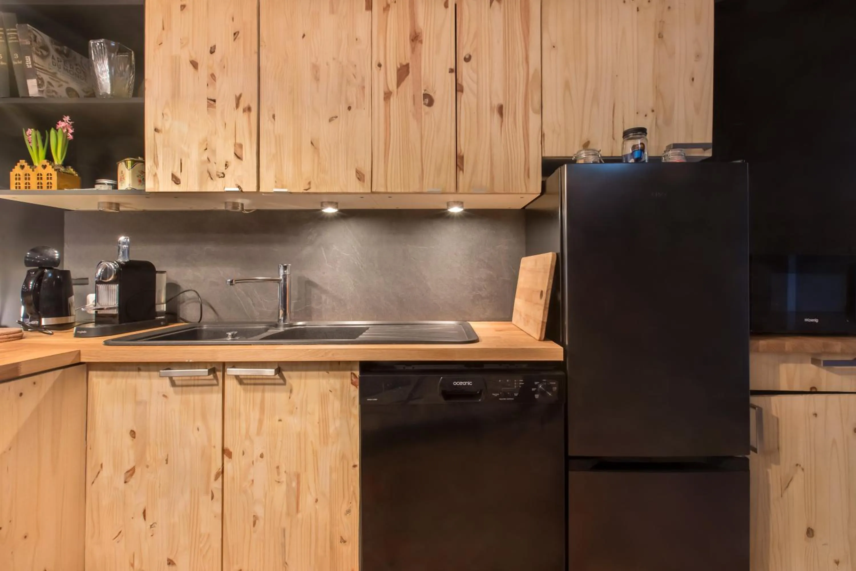 Communal kitchen in Le Pigeonnier, maison d'hôtes et Spa