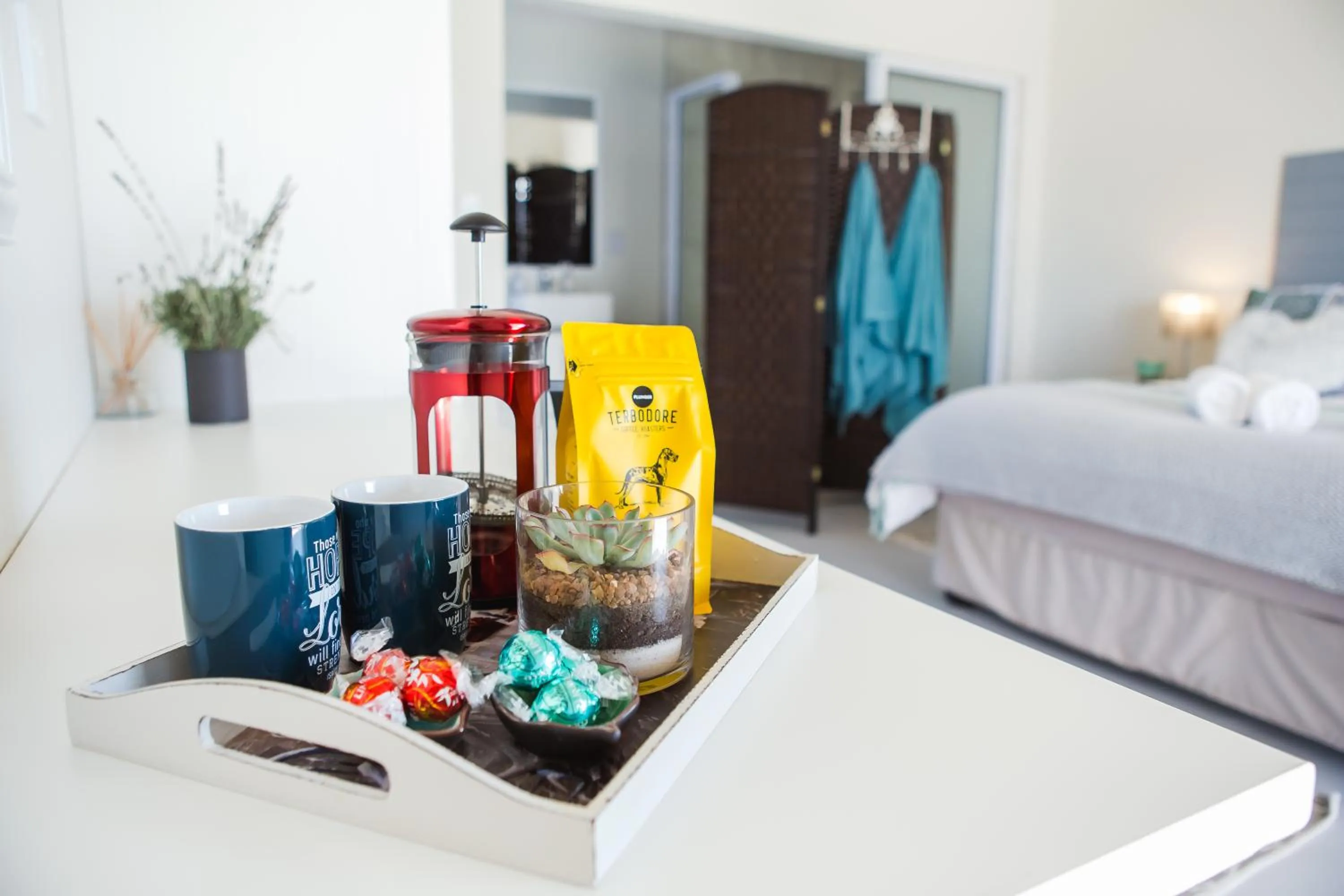 Coffee/tea facilities, Bed in Three Feathers Cottages