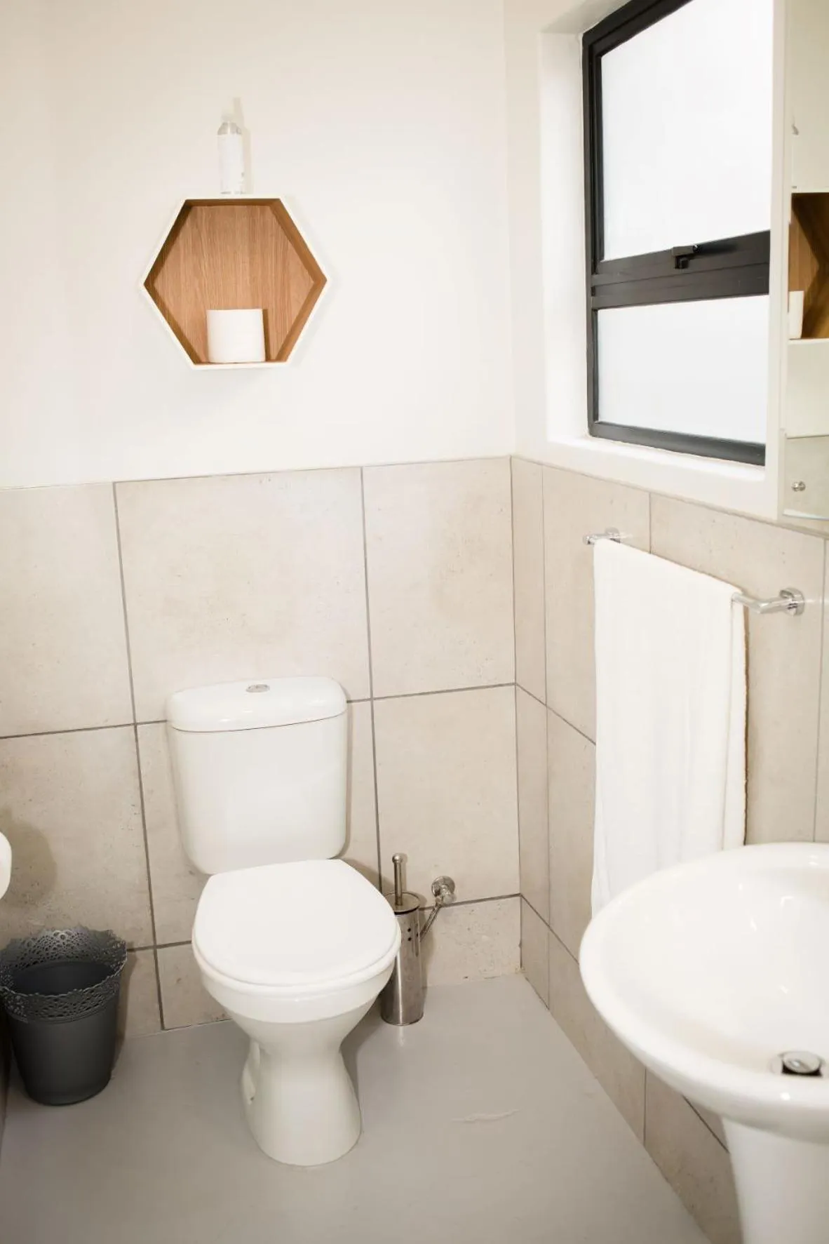 Toilet in Three Feathers Cottages