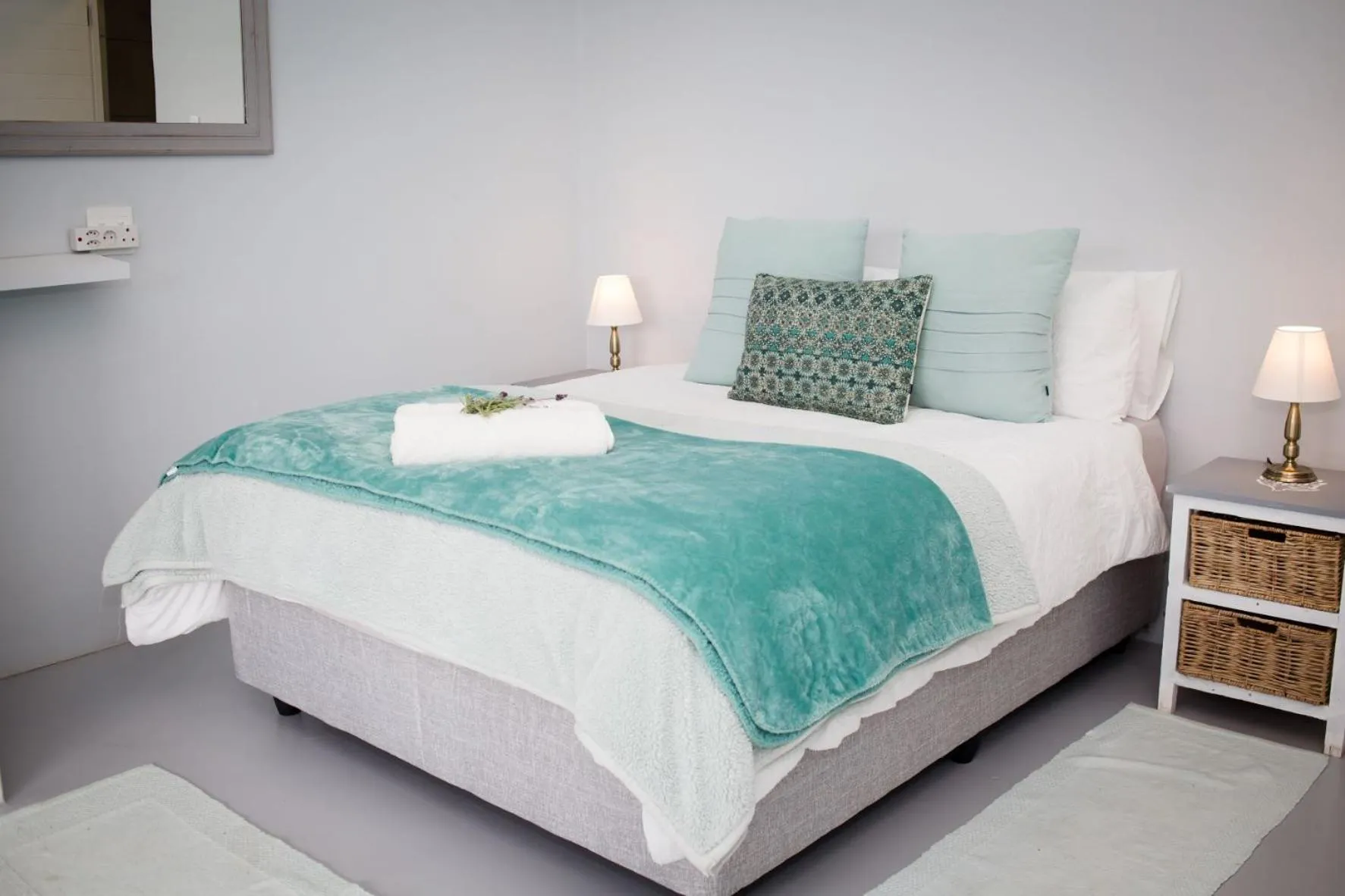 Bedroom, Bed in Three Feathers Cottages