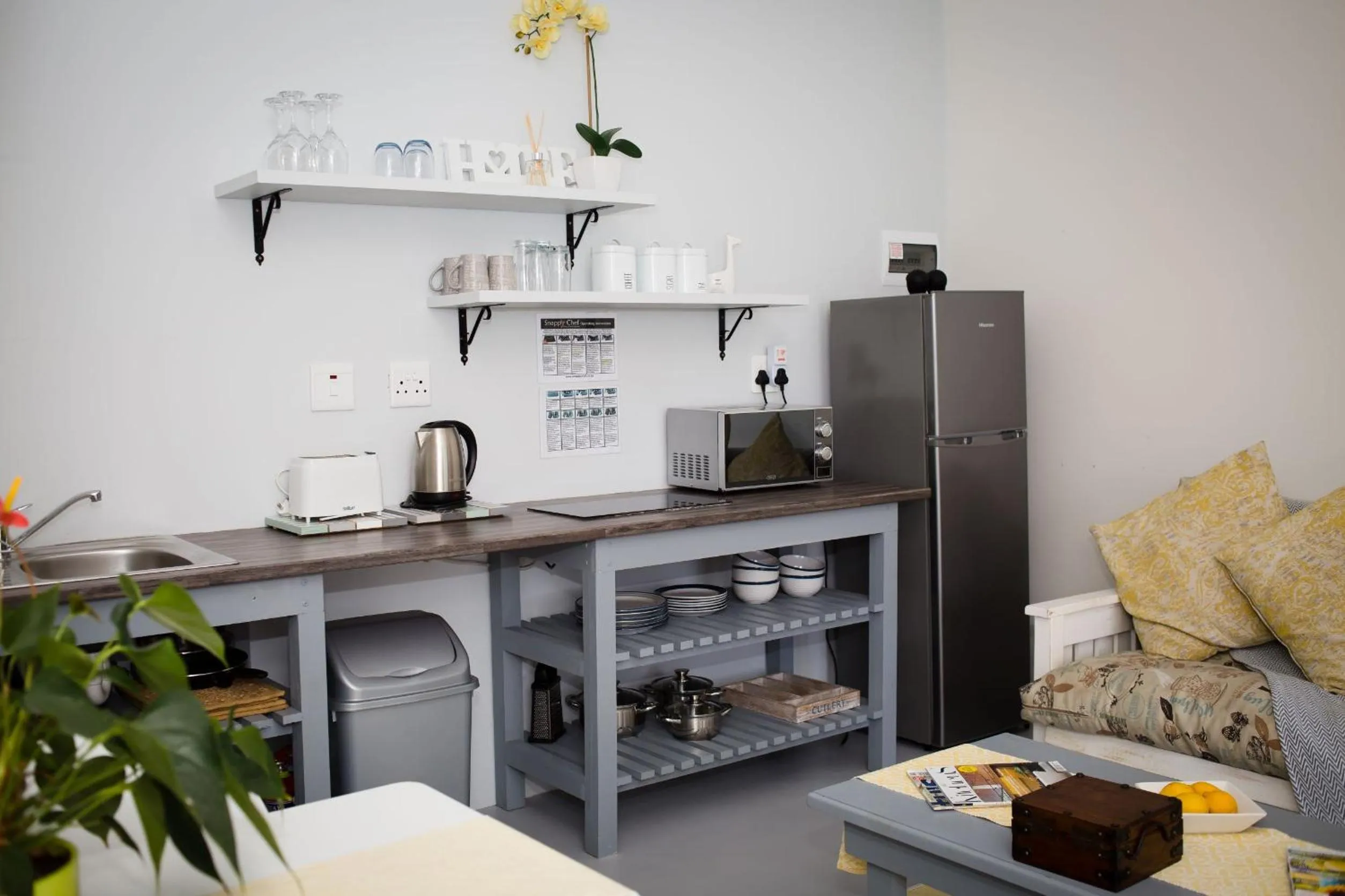 Coffee/tea facilities in Three Feathers Cottages