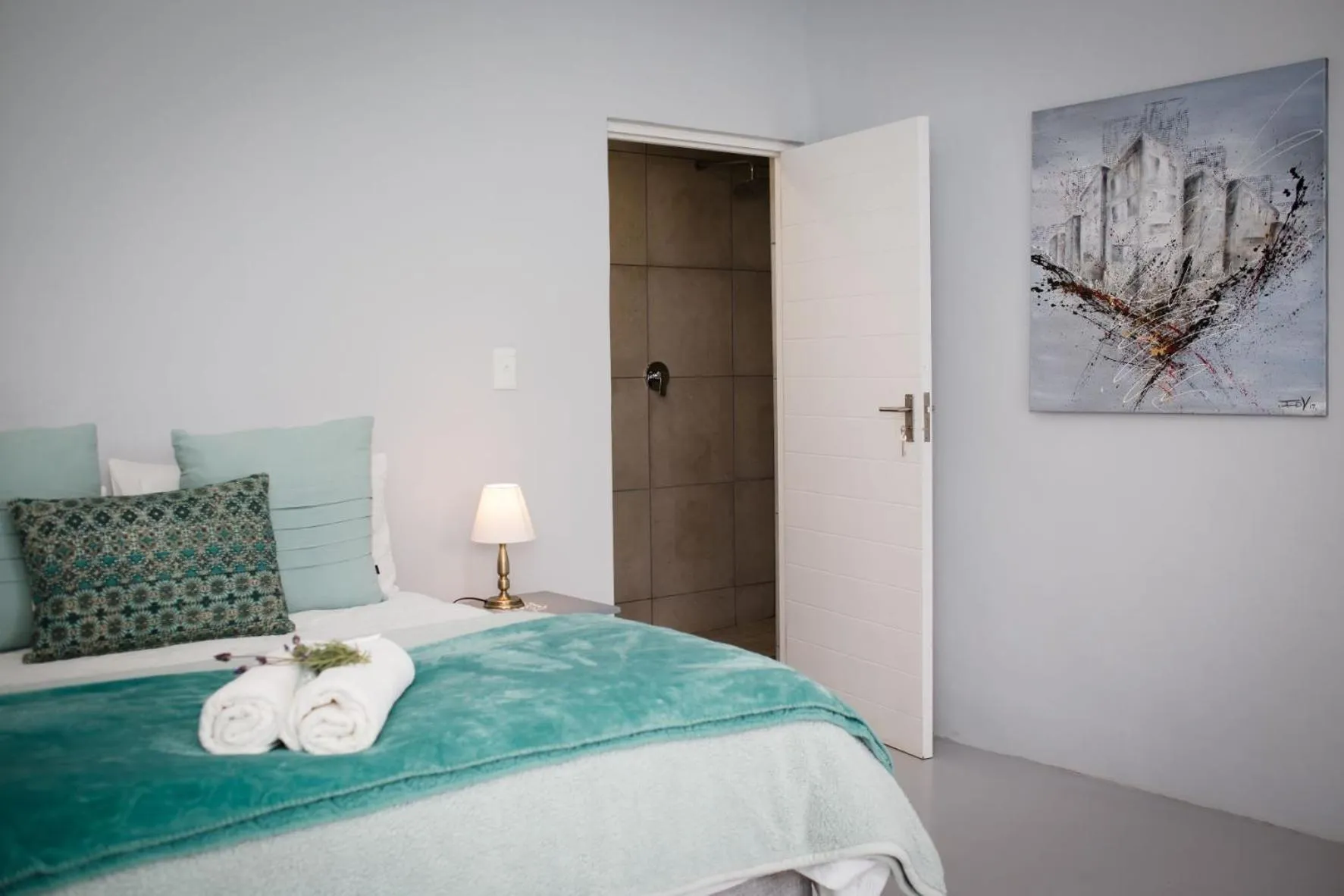 Bedroom, Bed in Three Feathers Cottages