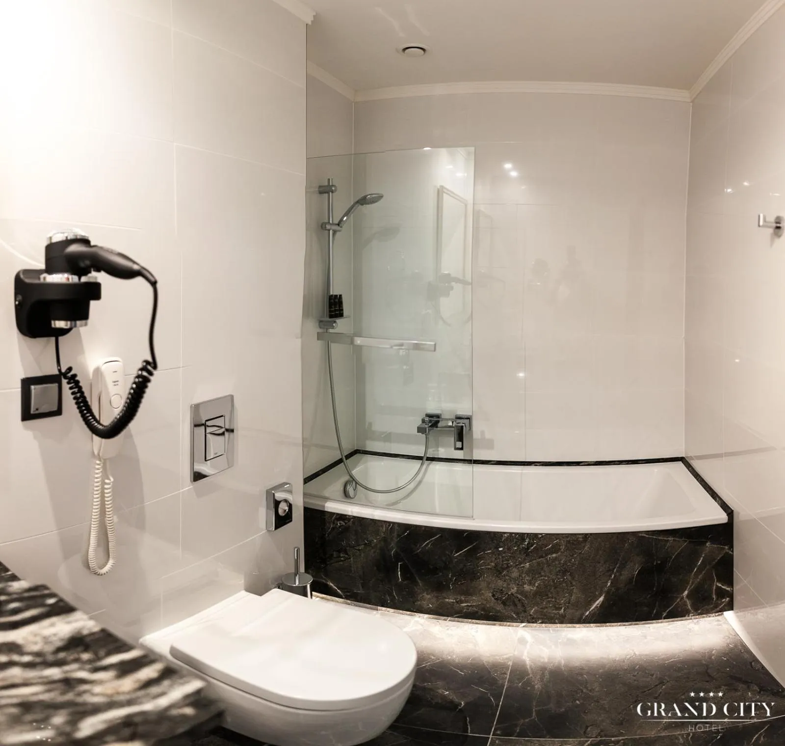 Toilet in Hotel Grand City Wrocław