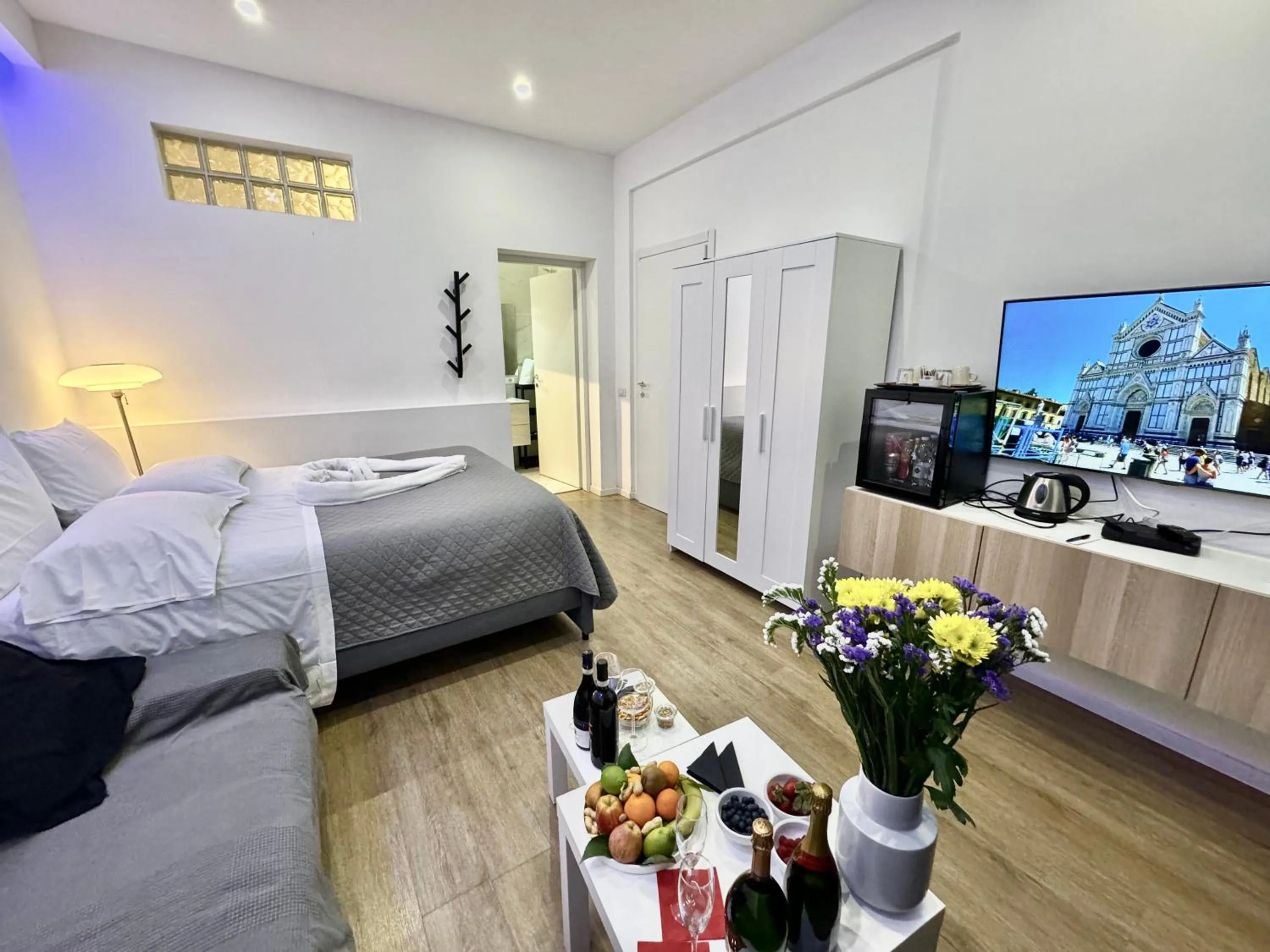 Communal lounge/ TV room, Bed in Relais Stibbert Florence