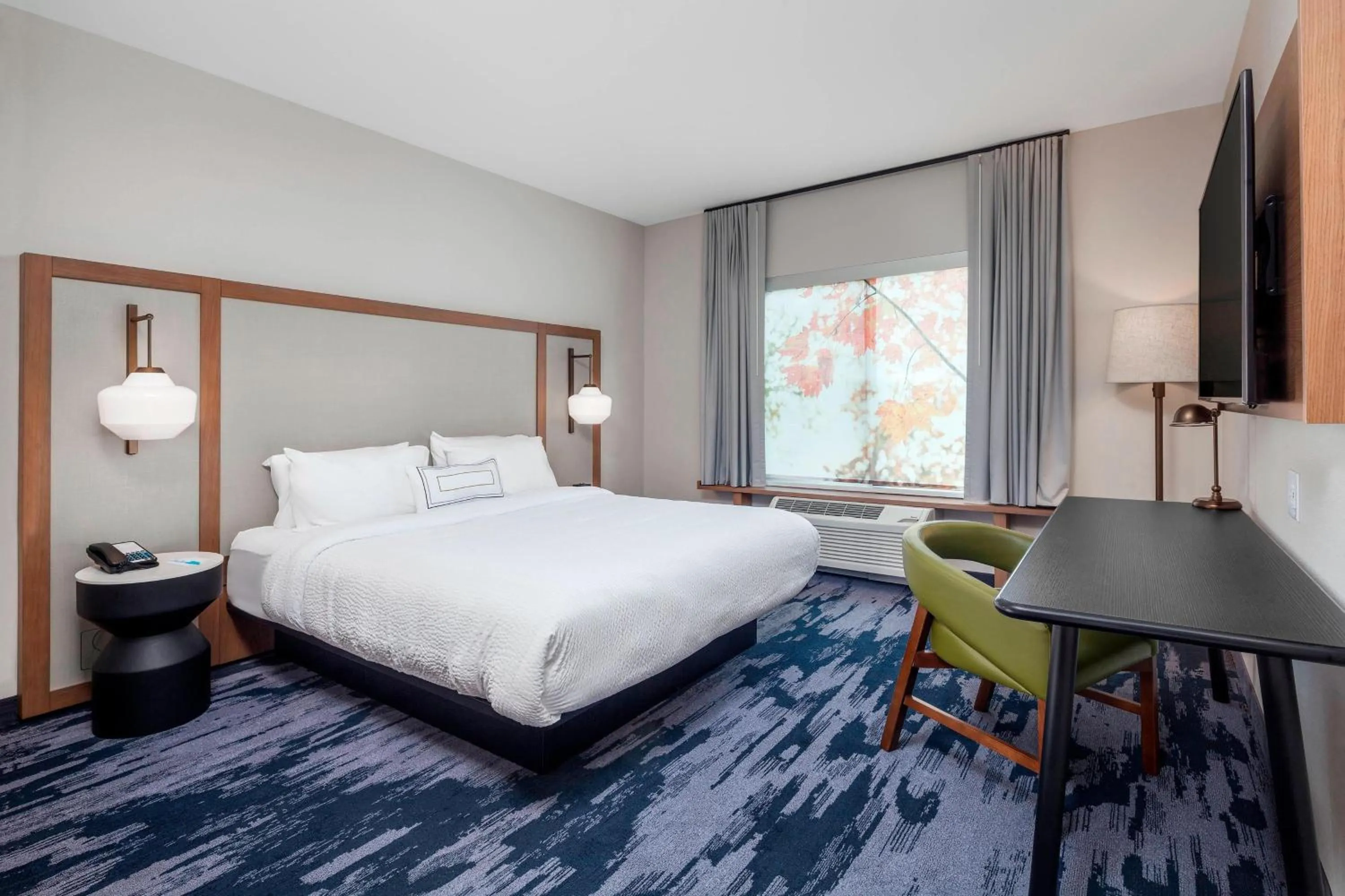 Photo of the whole room, Bed in Fairfield Inn & Suites by Marriott Lebanon