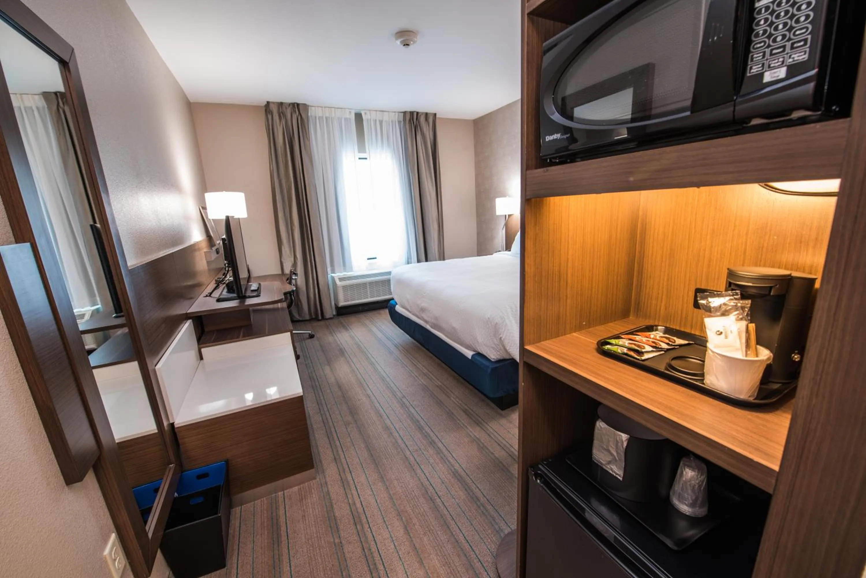 Coffee/tea facilities, Bed in Fairfield Inn & Suites by Marriott Huntsville