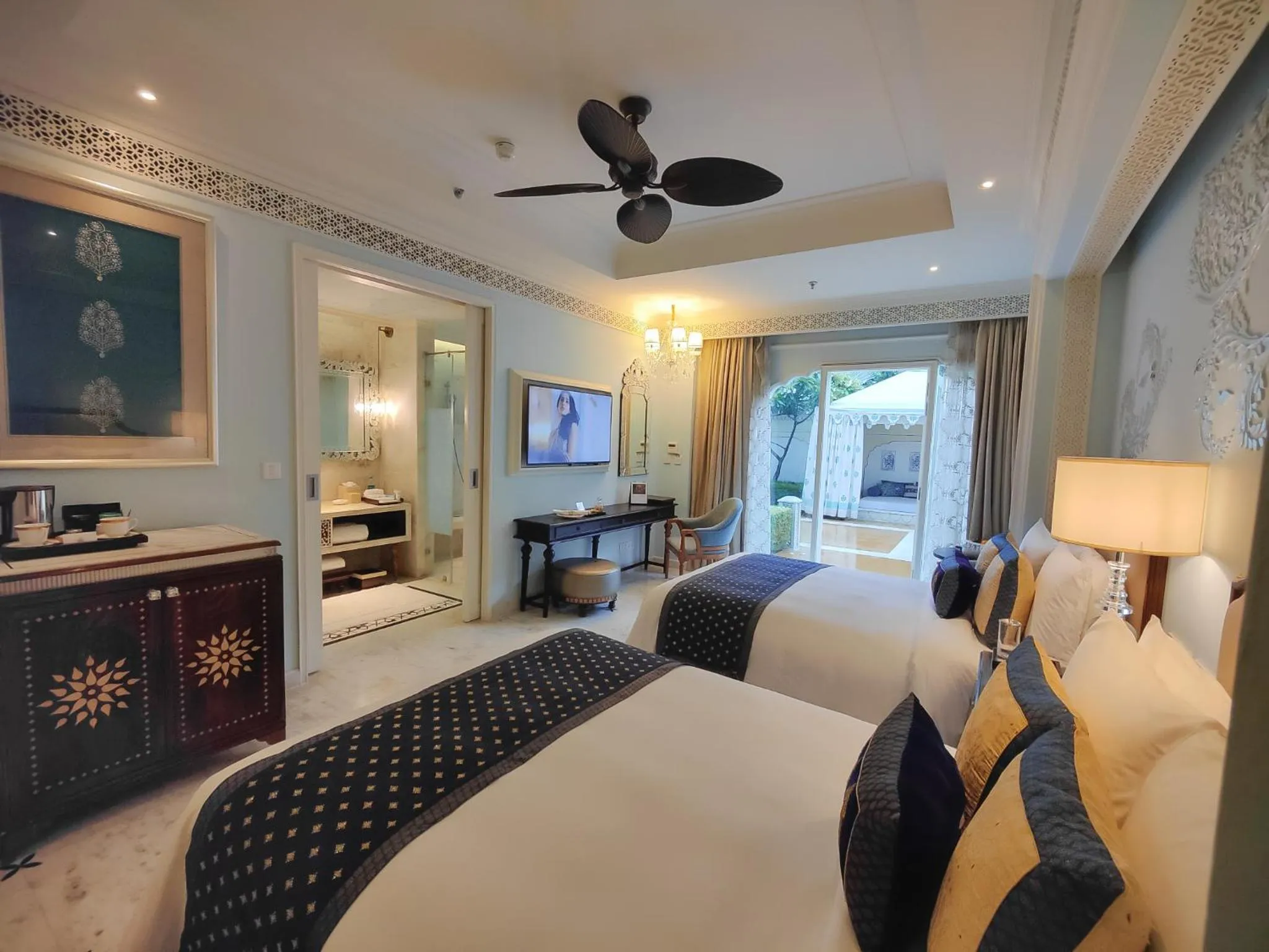 Photo of the whole room, Bed in The Leela Palace Jaipur