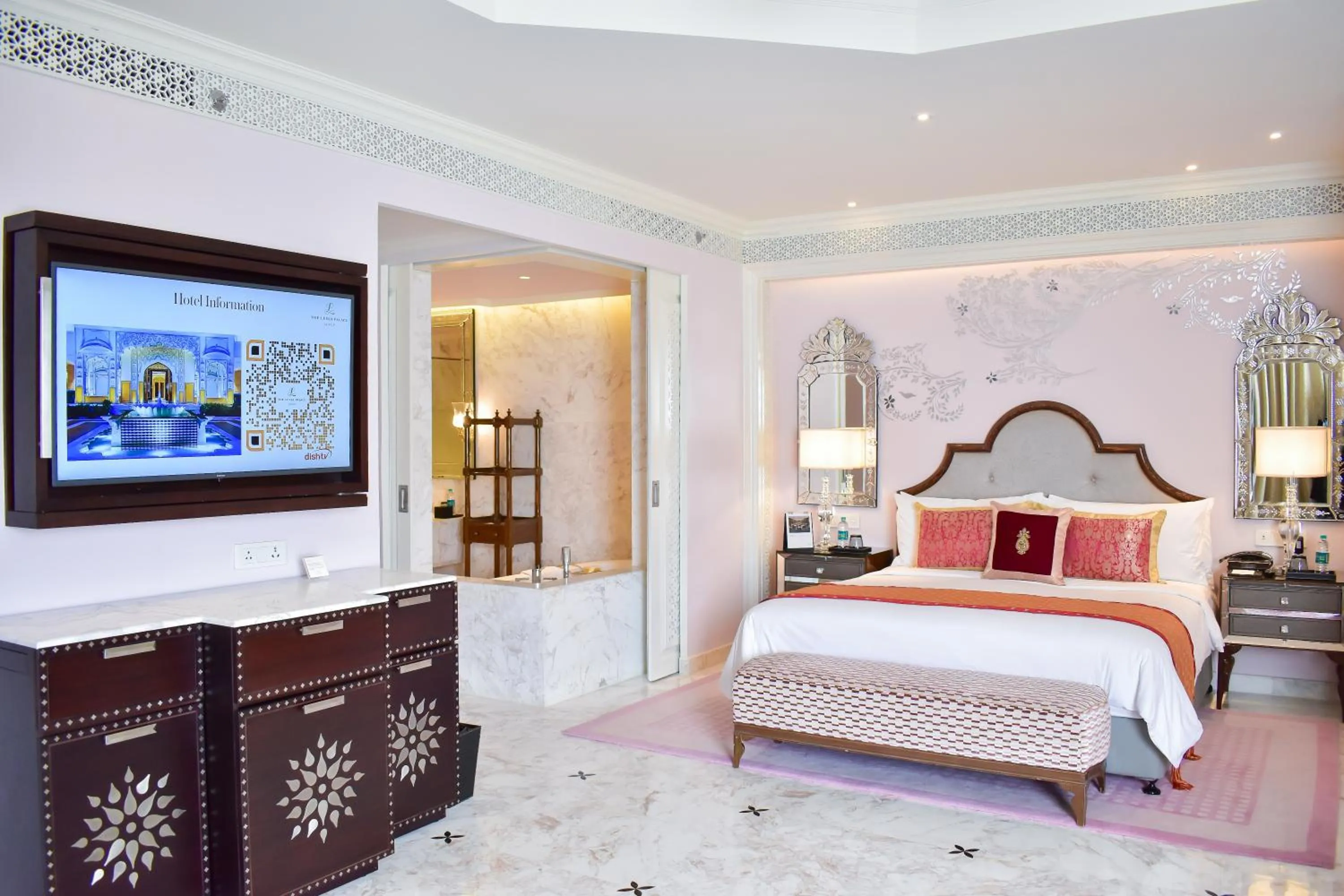 Bed in The Leela Palace Jaipur