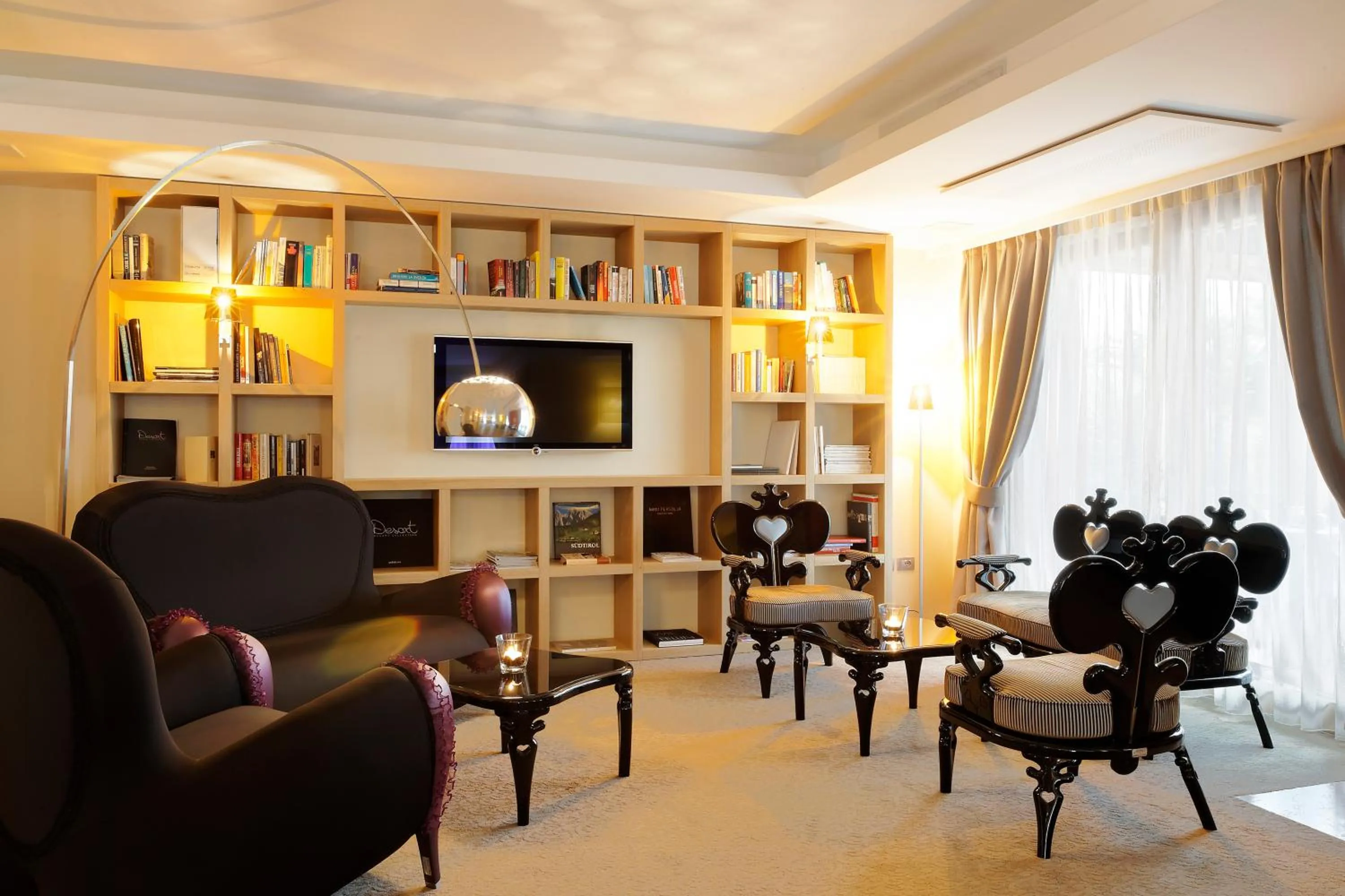 Communal lounge/ TV room in Art & Design Hotel Napura