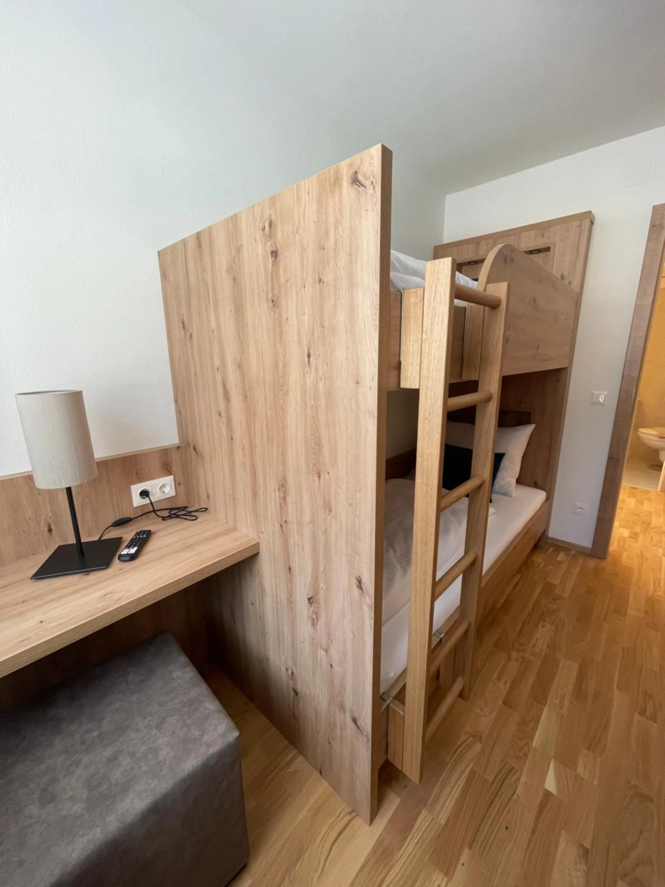 Bedroom, Bed in die UnterbergerIn