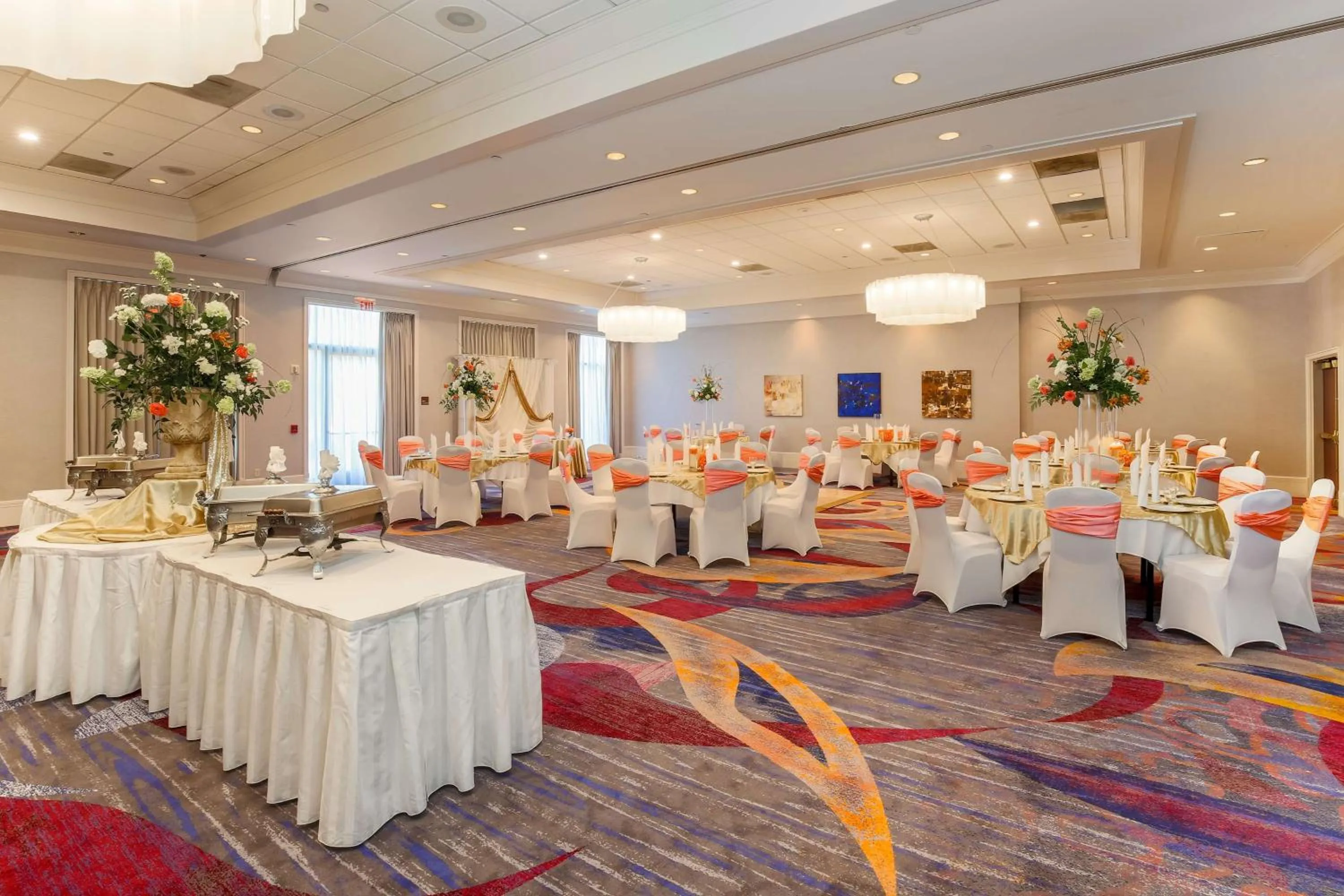 Dining area in DoubleTree by Hilton Atlanta Airport