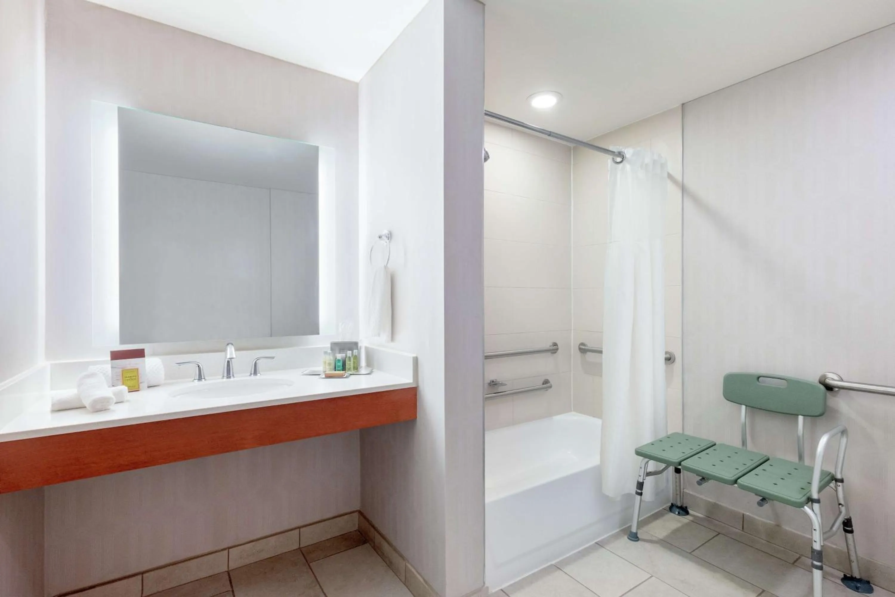 Bathroom in DoubleTree by Hilton Atlanta Airport