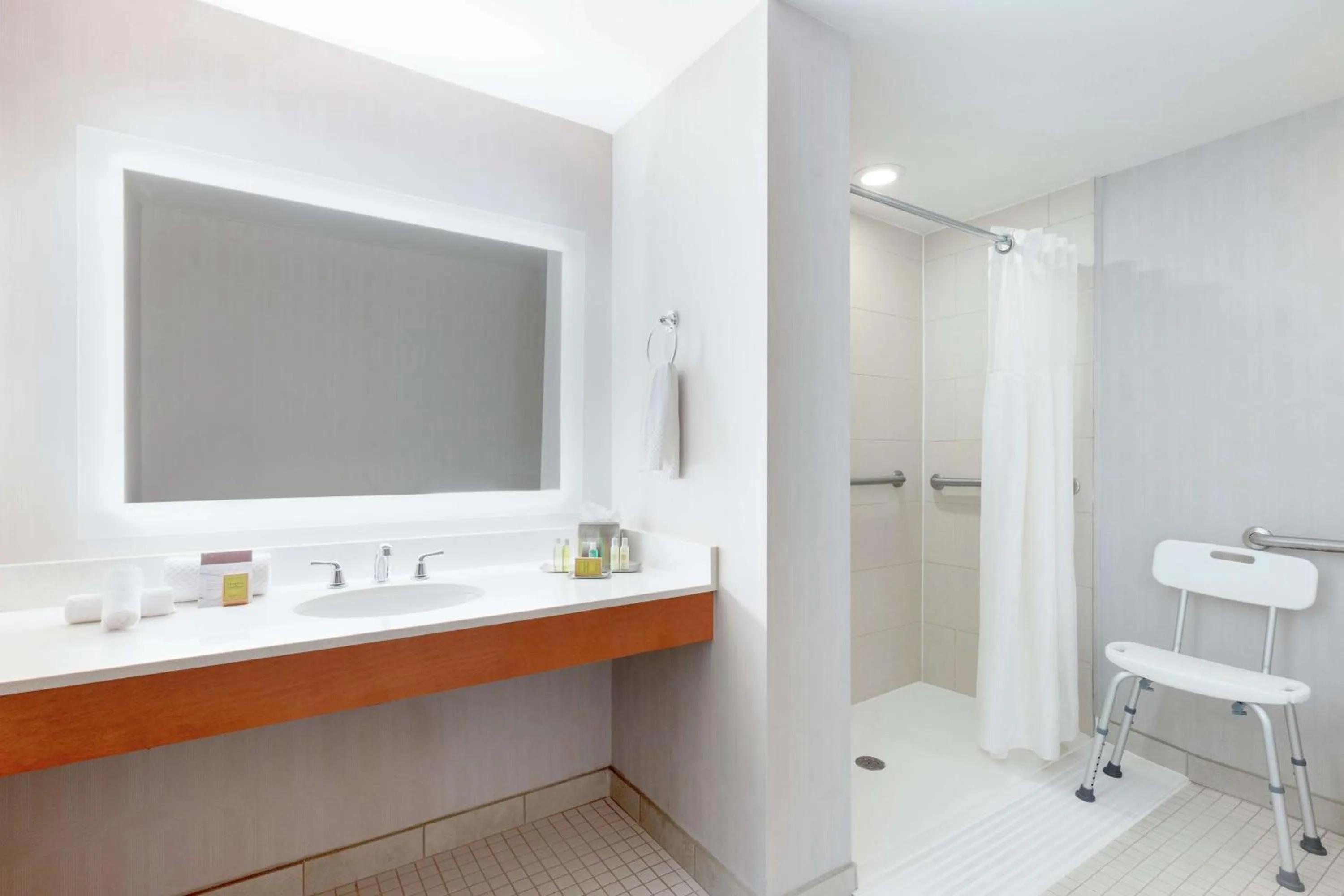 Shower in DoubleTree by Hilton Atlanta Airport