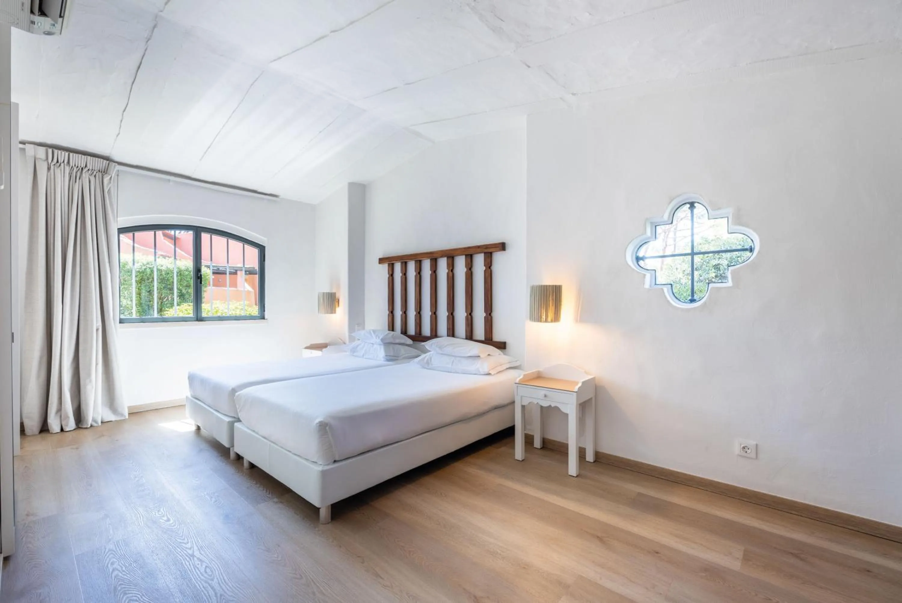 Photo of the whole room, Bed in Onyria Marinha Cascais, Vignette Collection by IHG