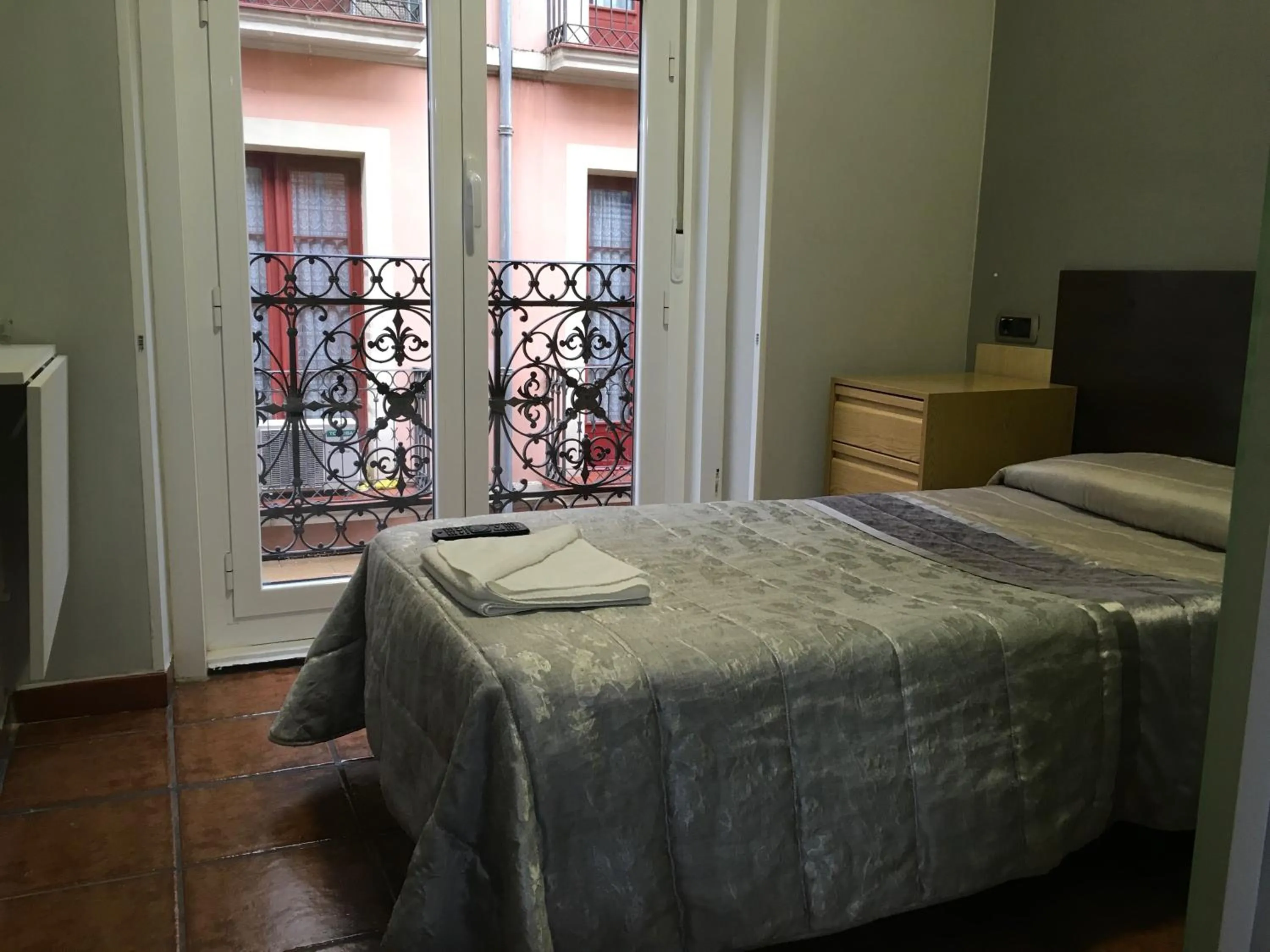 Bed in Pensión La Bilbaina - Albergue Logroño