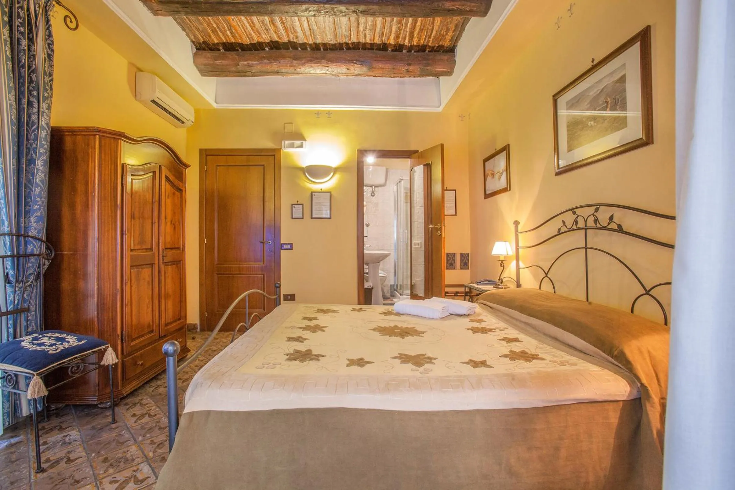 Decorative detail, Bed in B&B L'Alloggio Dei Vassalli