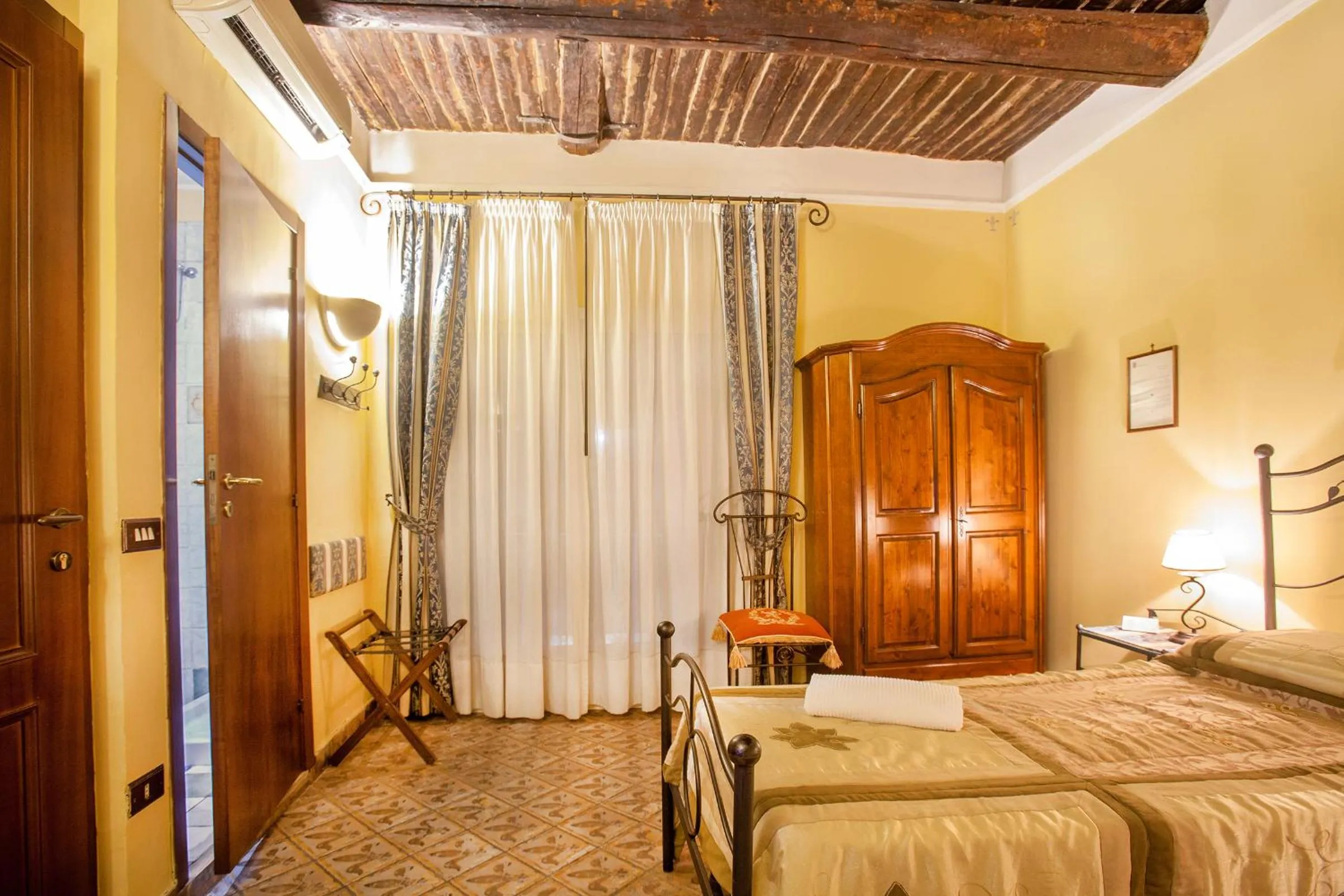 Photo of the whole room, Bed in B&B L'Alloggio Dei Vassalli