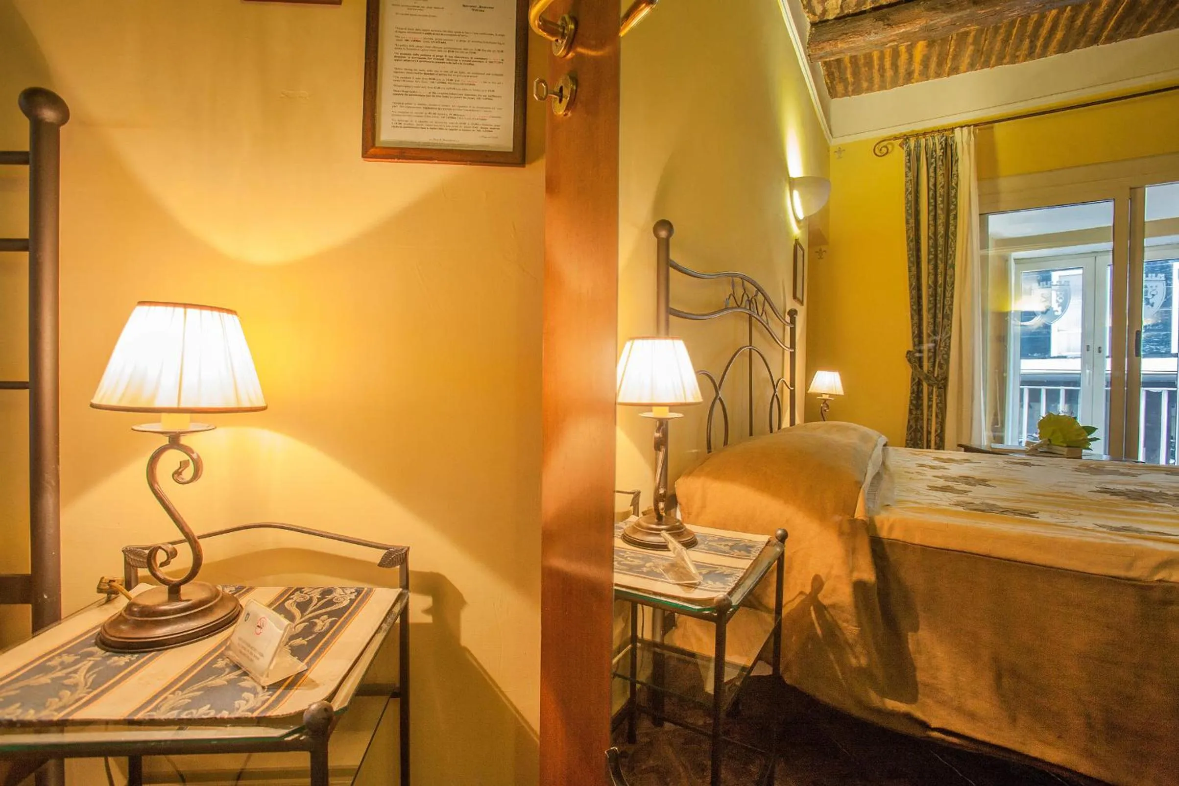 Decorative detail, Bed in B&B L'Alloggio Dei Vassalli