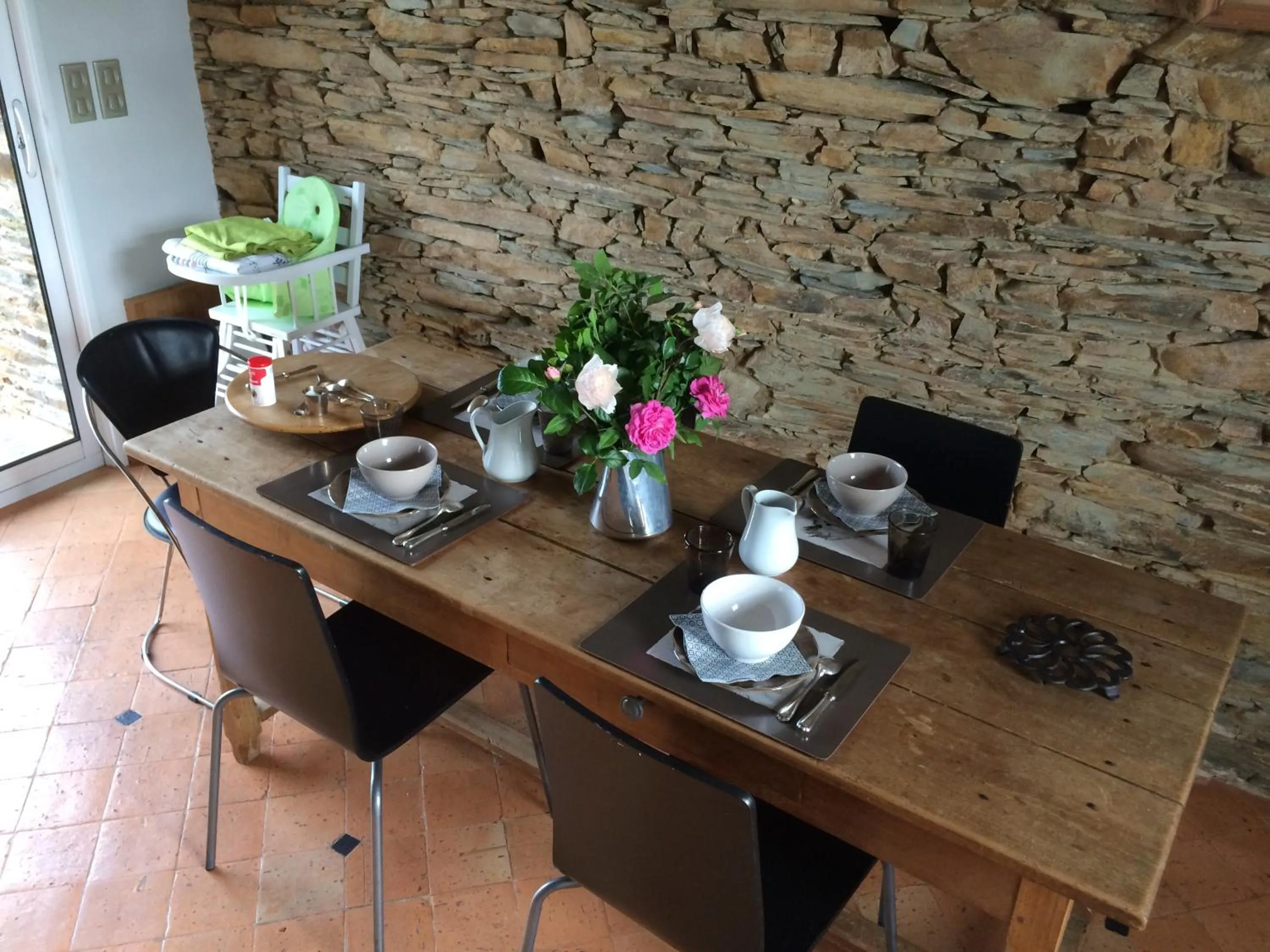 Dining area in La Moulinière, jolie longère du XVIIè 25, chemin de la Source