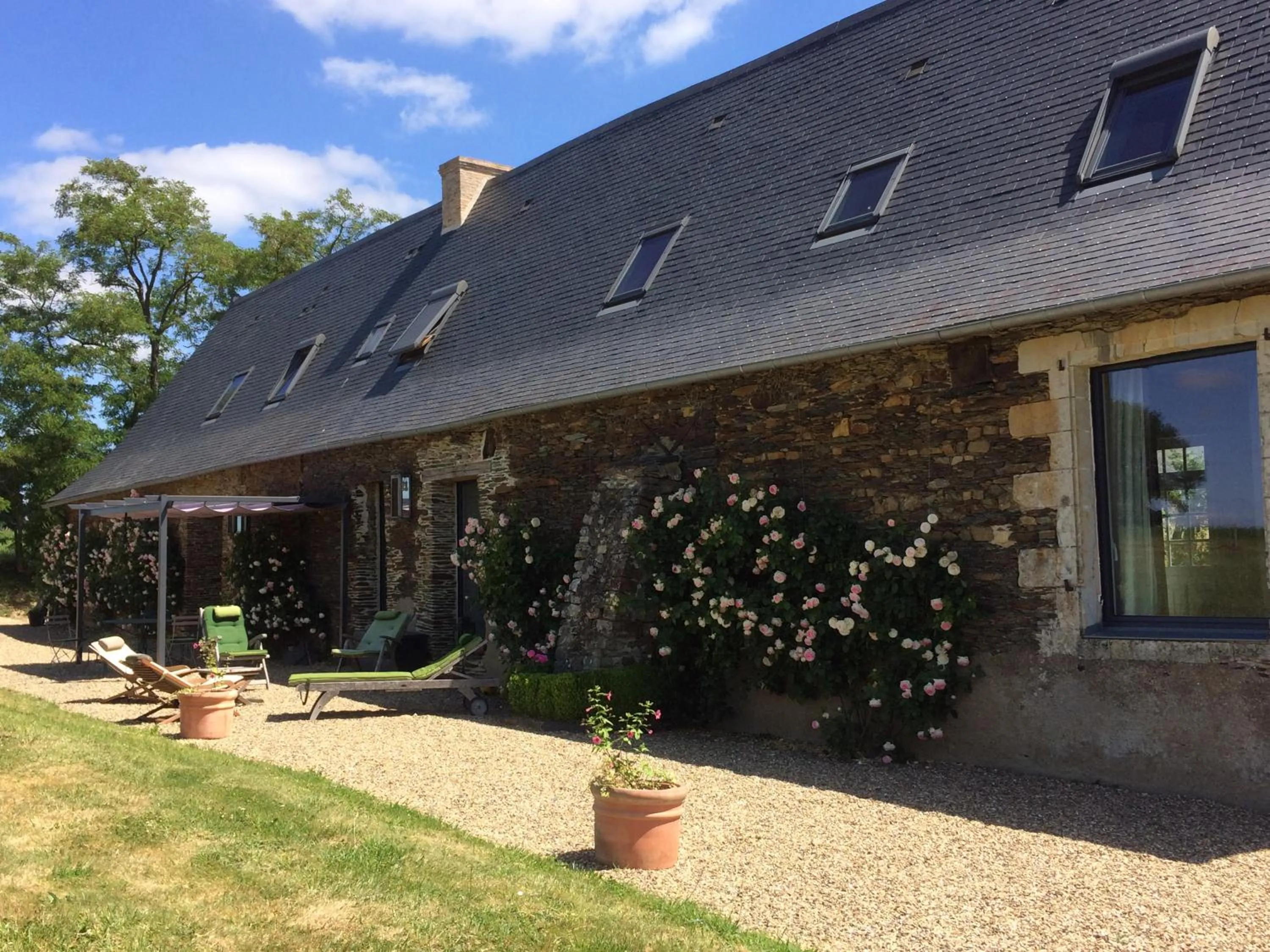 Garden view in La Moulinière, jolie longère du XVIIè 25, chemin de la Source