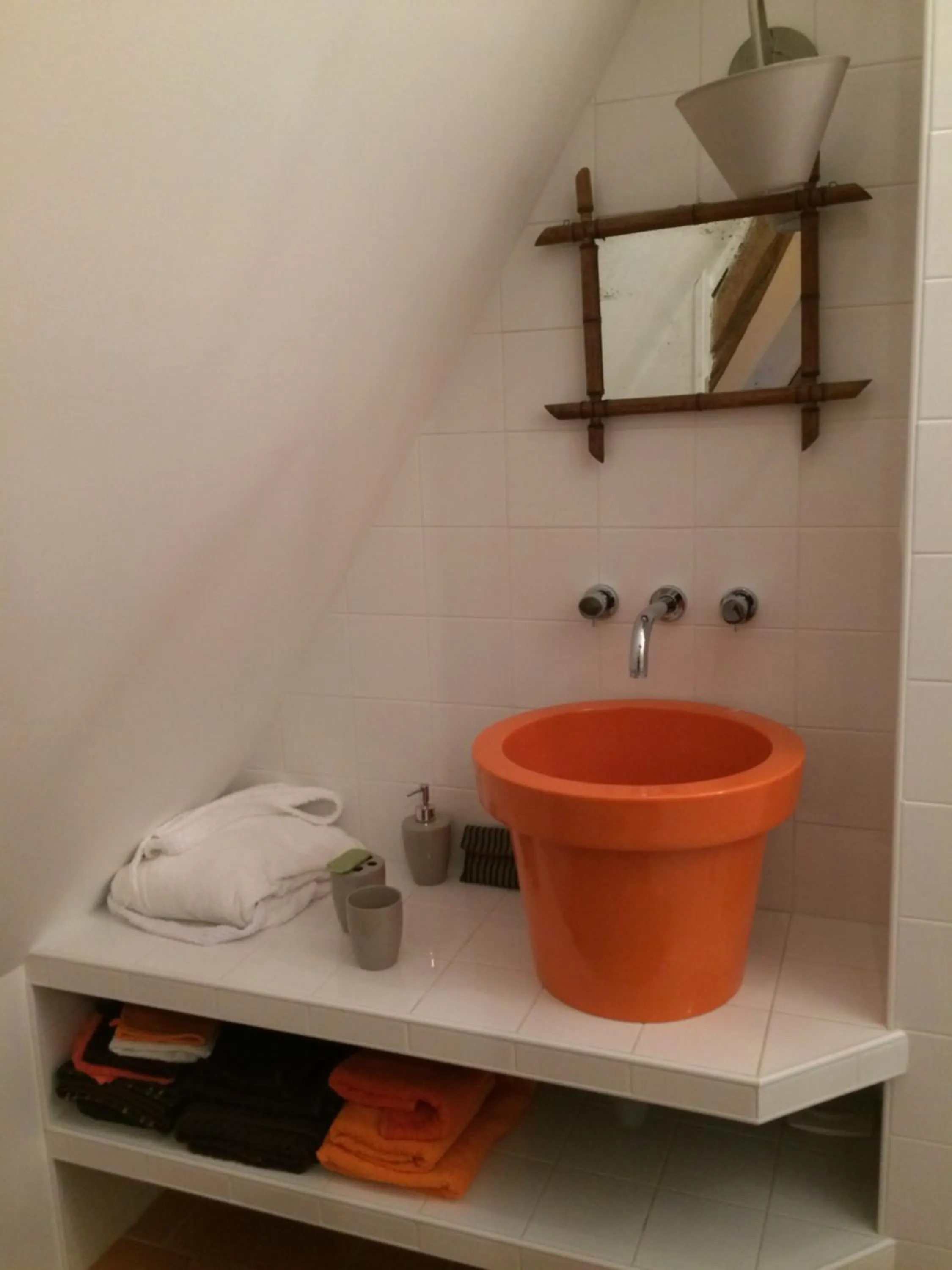 Bathroom in La Moulinière, jolie longère du XVIIè 25, chemin de la Source