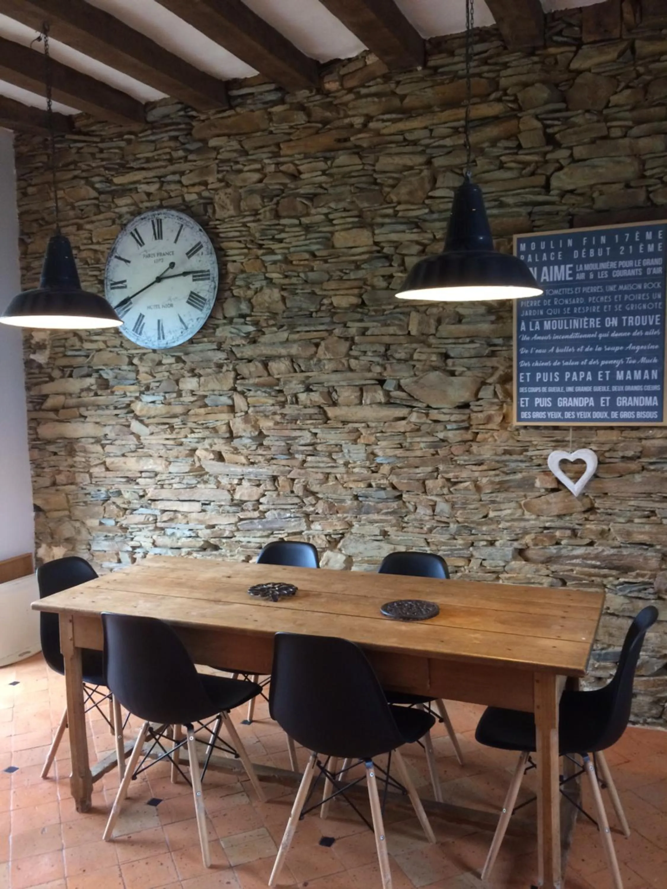 Dining area in La Moulinière, jolie longère du XVIIè 25, chemin de la Source