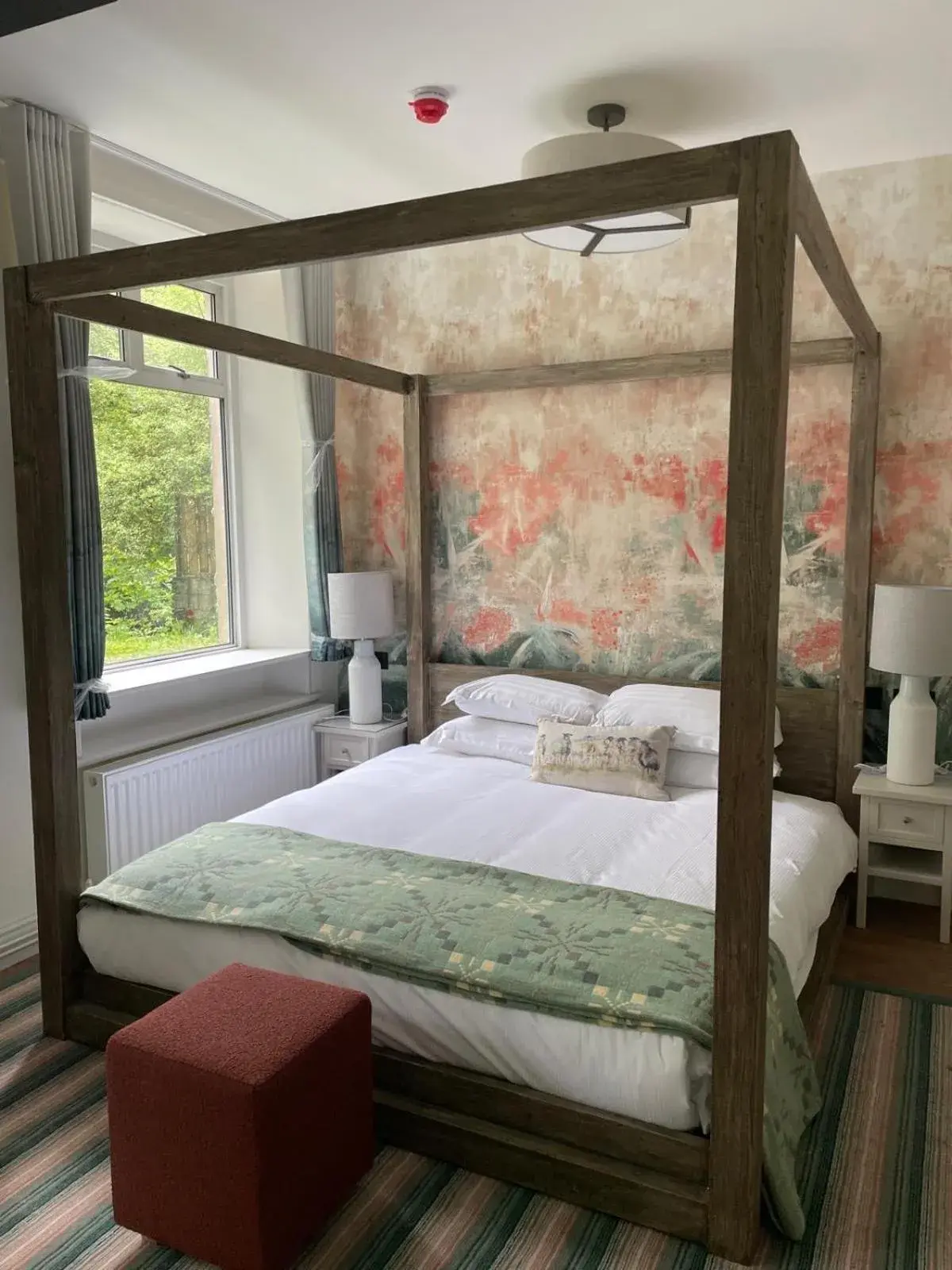 Deluxe King Room in Royal Oak Hotel Deluxe King Room in Royal Oak Hotel