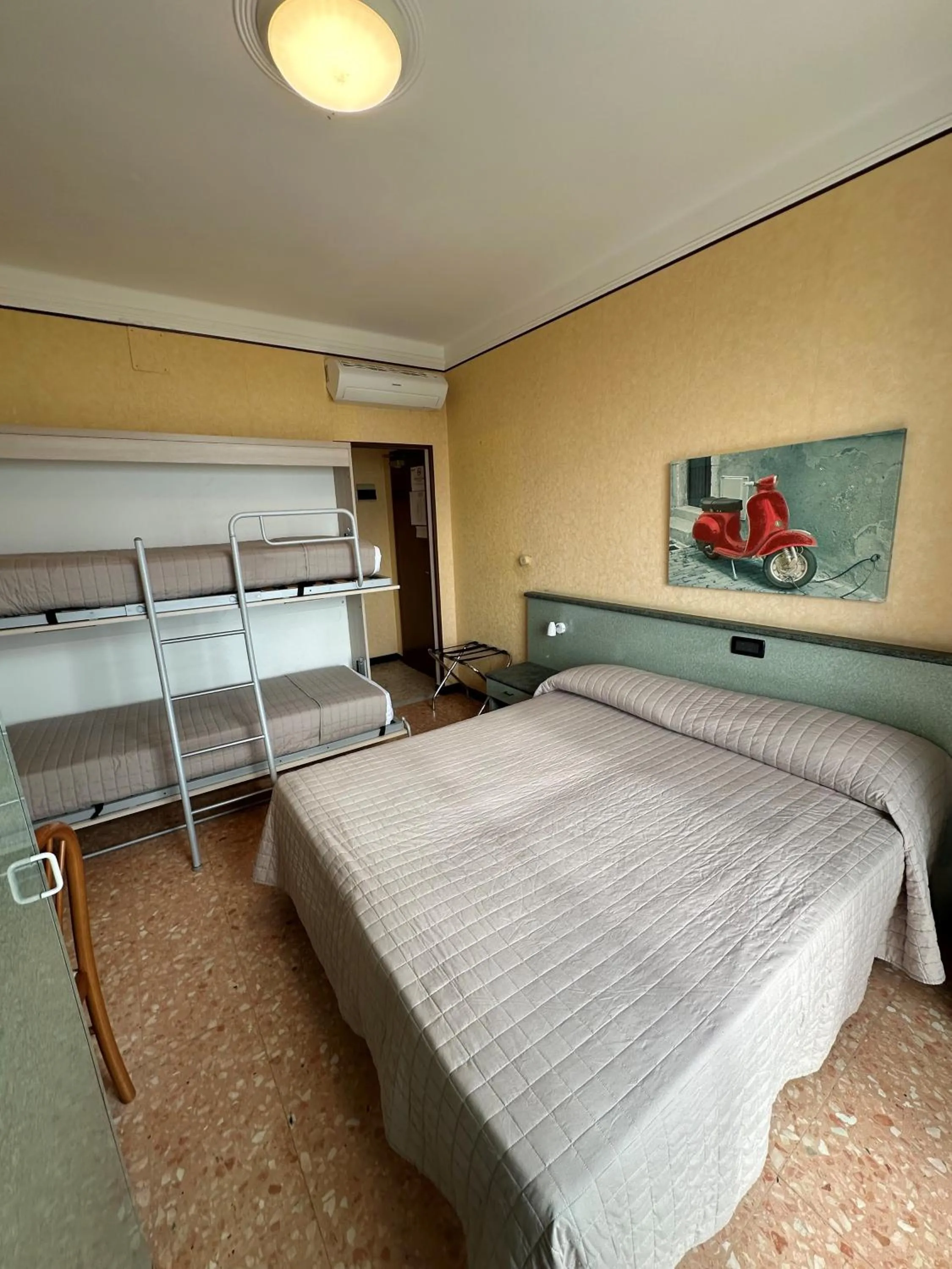 Photo of the whole room, Bed in Hotel Svizzera